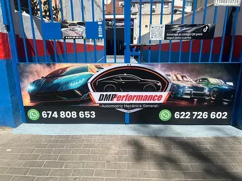 Una valla con un cartel que dice 'dmperformance'.