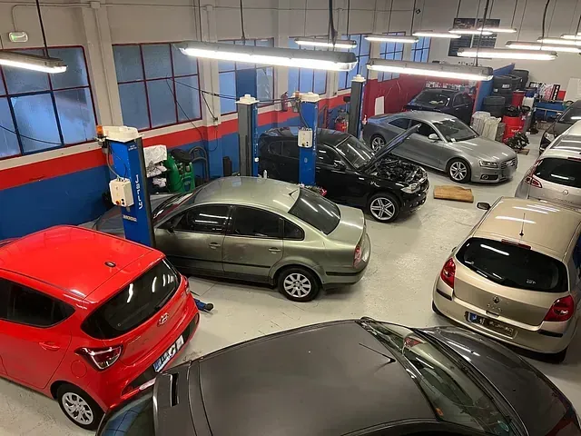 Hay muchos coches aparcados en un garaje.