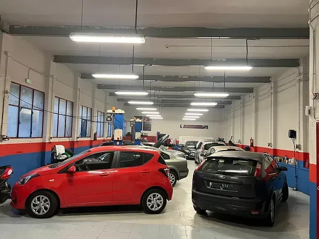 Hay muchos coches aparcados en un garaje.