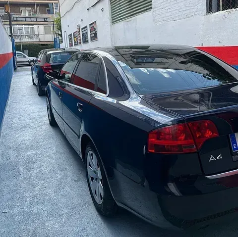 Un coche negro con matrícula que dice a4