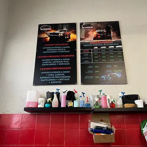 Dos carteles en una pared que dicen lavado premium completo