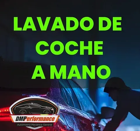 Un hombre está lavando un coche con las palabras lavado de coche a mano