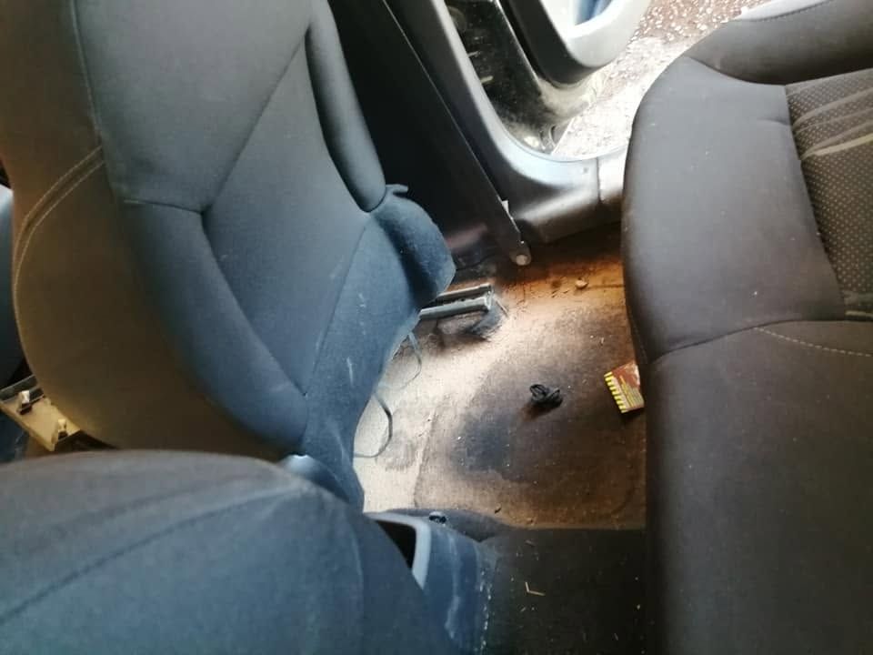 Ακατάστατο δάπεδο αυτοκινήτου με διάσπαρτα σκουπίδια ανάμεσα στα μπροστινά καθίσματα