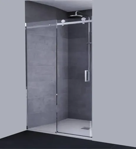 Ducha a ras de suelo con mampara de cristal, paredes de azulejos grises y puerta corredera cromada.