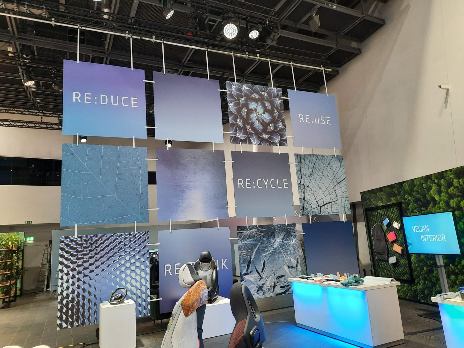 Display mit der Aufschrift „REDUCE, REUSE, RECYCLE“ - Plattendirektdruck.