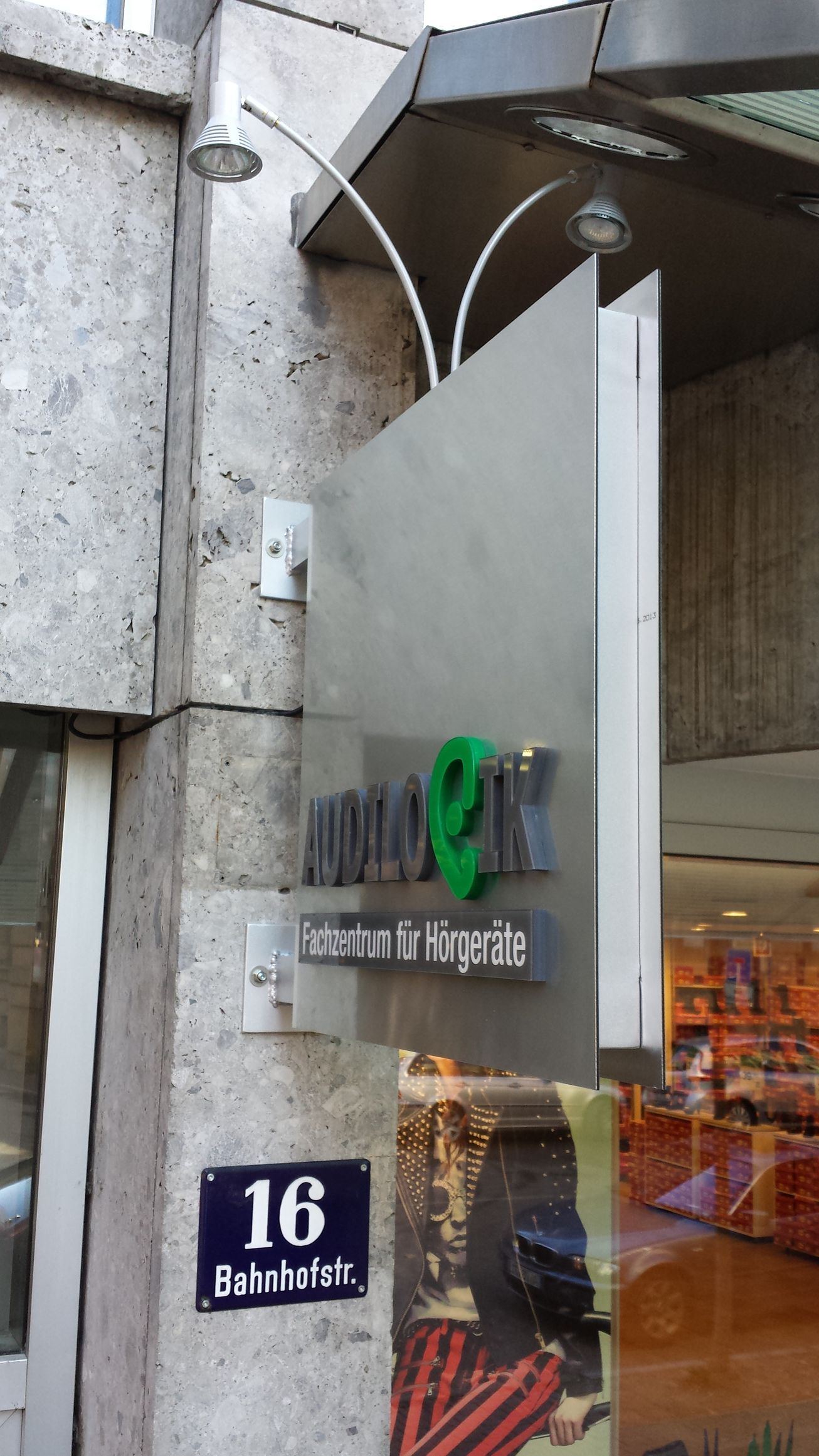 Schild für ein Geschäft mit Niedervolt Lichtsystem.