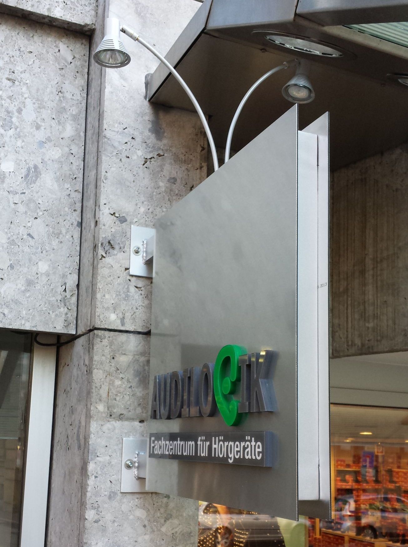 Schild für ein Hörgerätegeschäft mit Niedervolt-Lichtsystem.