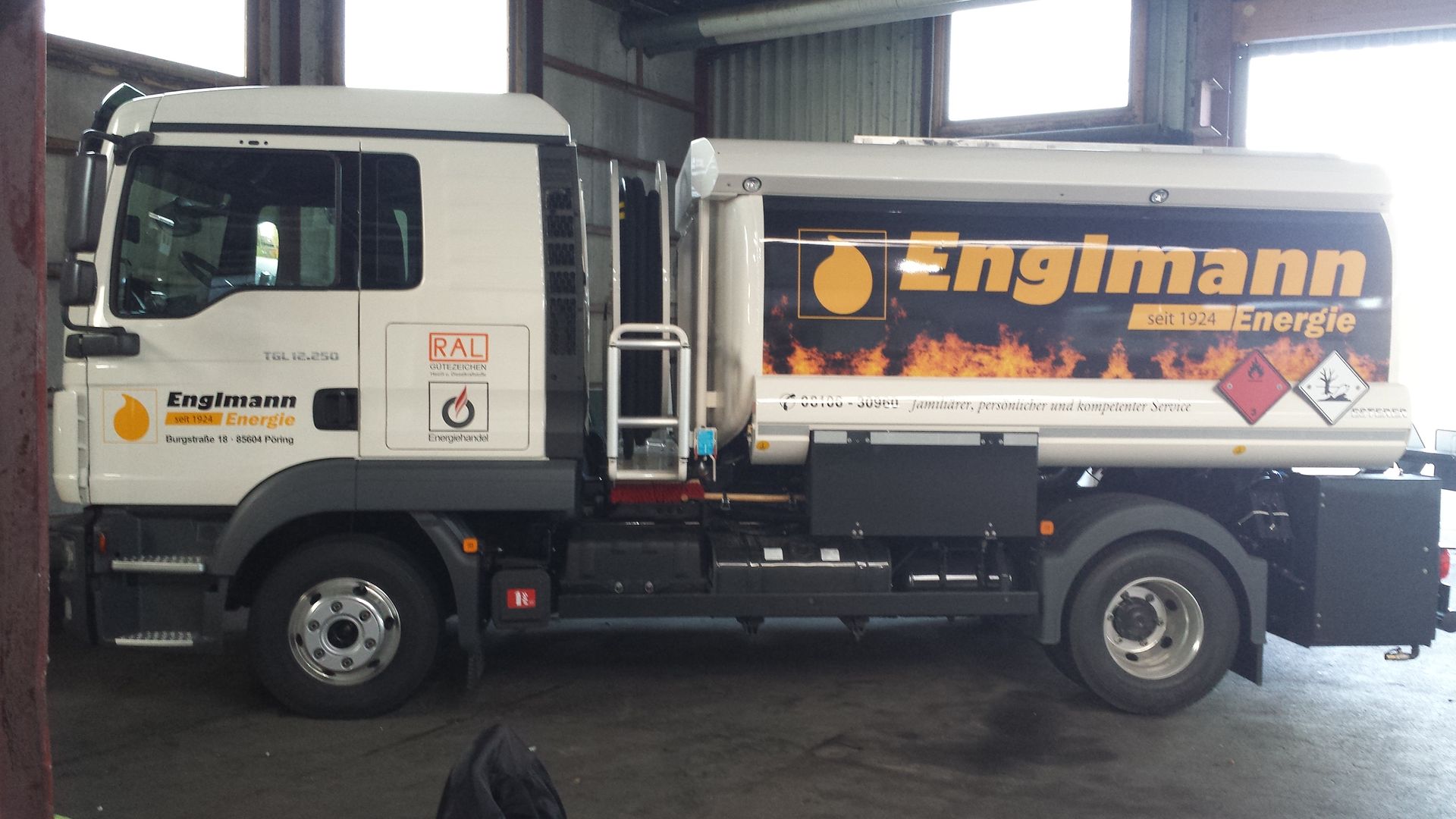 Tanklastwagen mit „Engimann Energie“-Logo, geparkt in einer Garage.