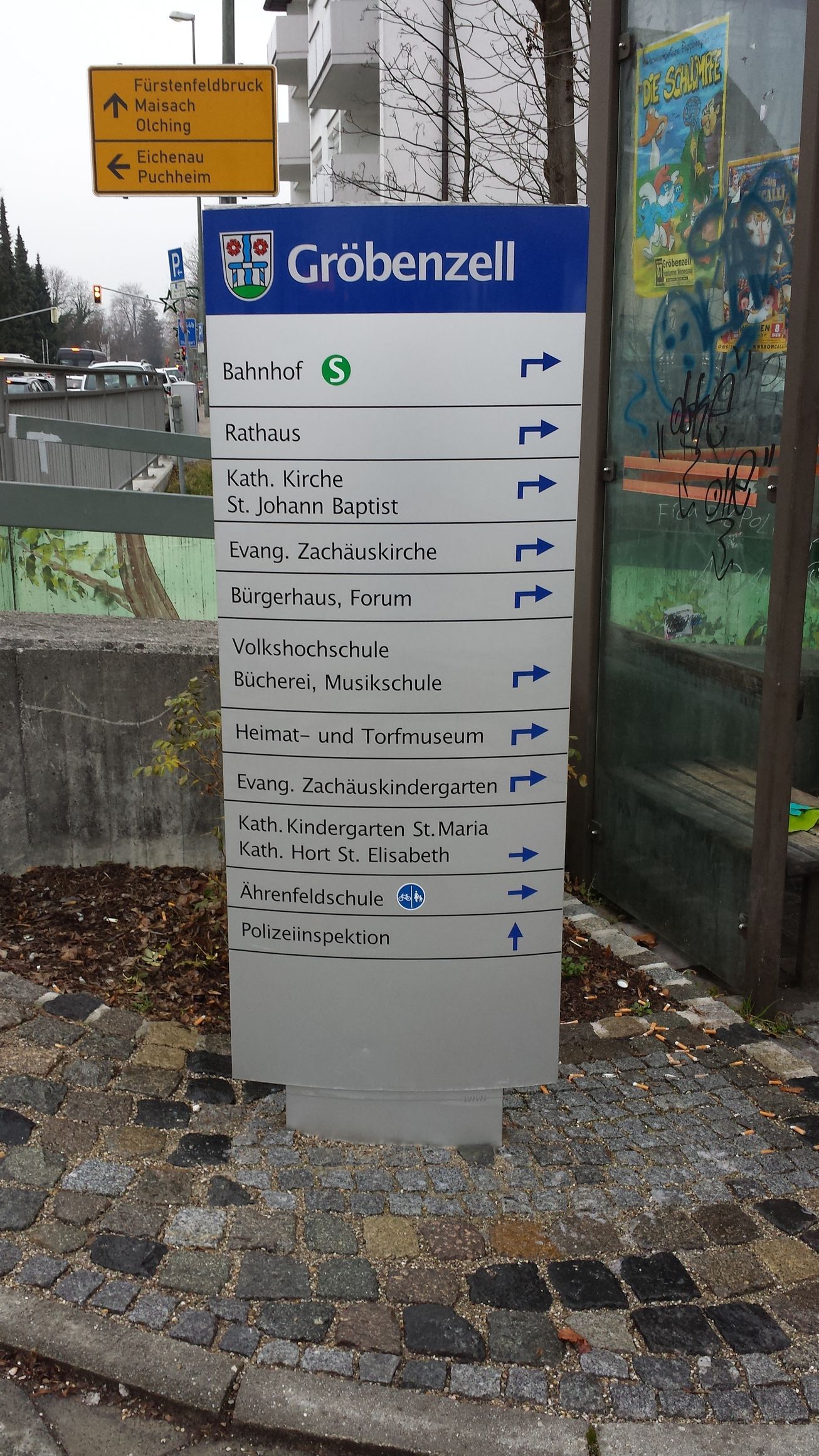 Wegweiser in Gröbenzell mit Wegbeschreibung.