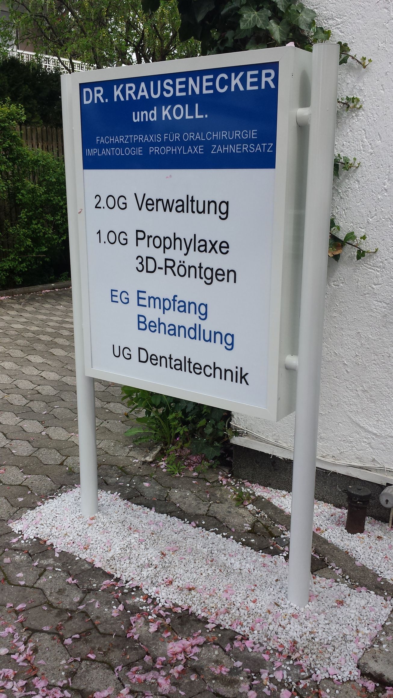 Werbepylon einer Zahnarztpraxis.