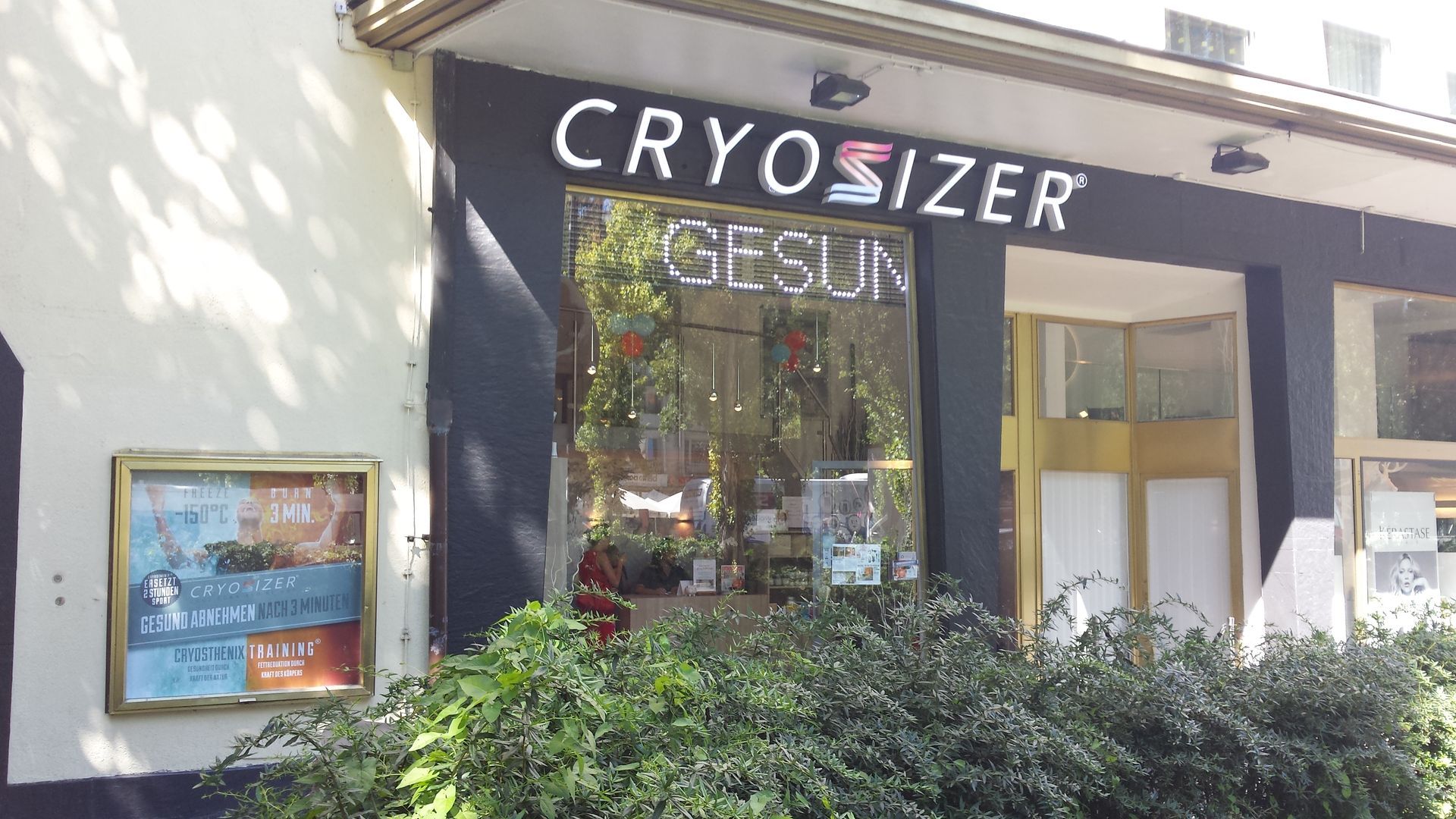 Cryosizer-Ladenfront mit Leuchtbuchstaben.