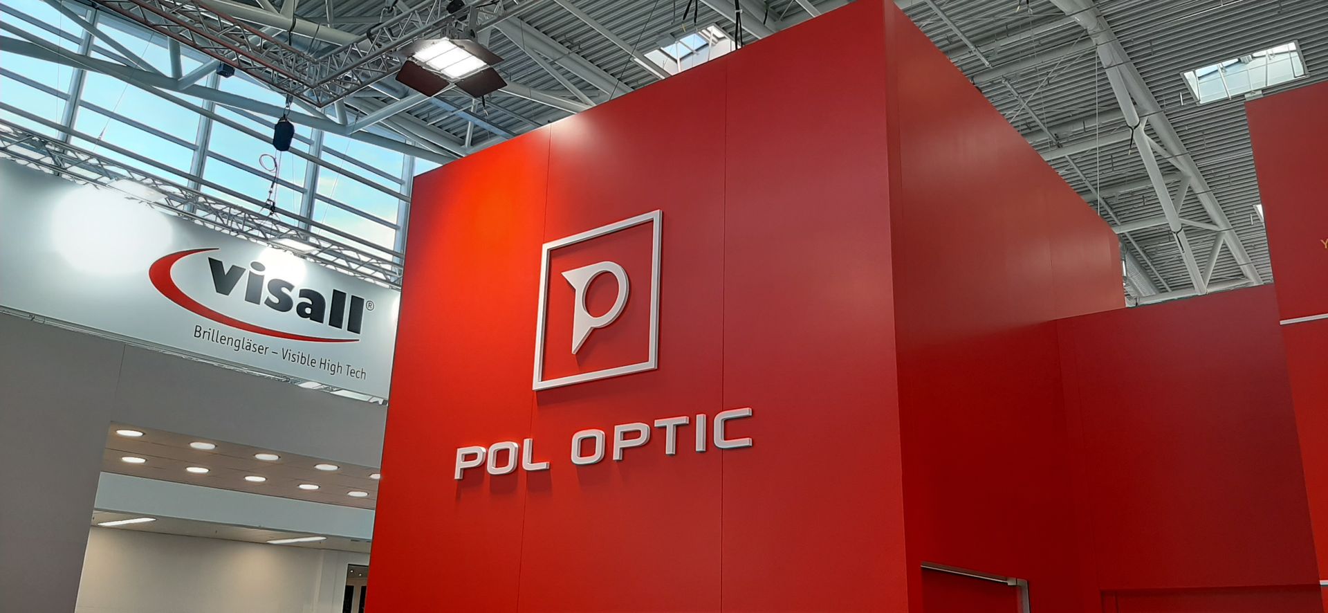Ein roter Messestand mit dem „POL OPTIC“-Logo und dem „Visali“-Schild im Hintergrund.