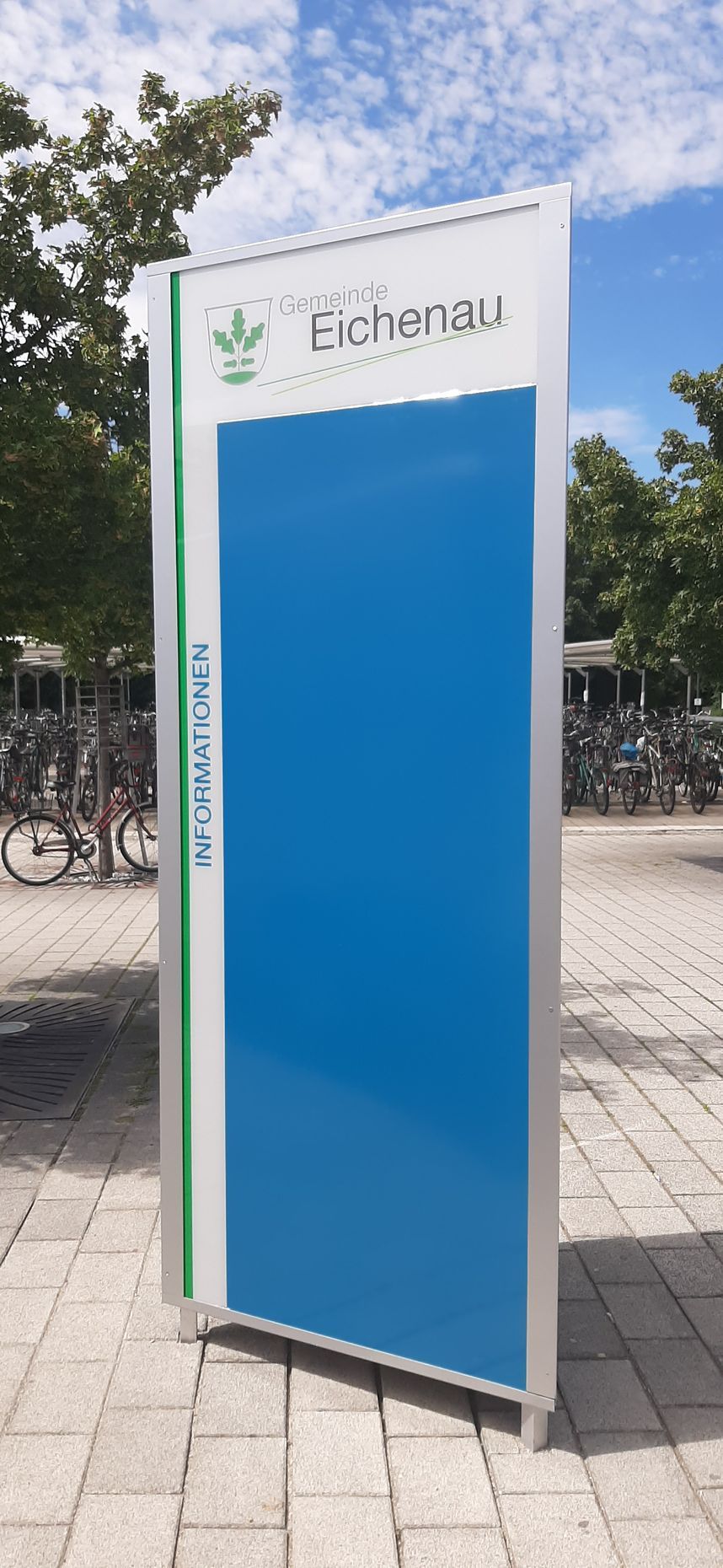 Ein hoher blau-silberner Werbepylon der Stadt Eichenau.