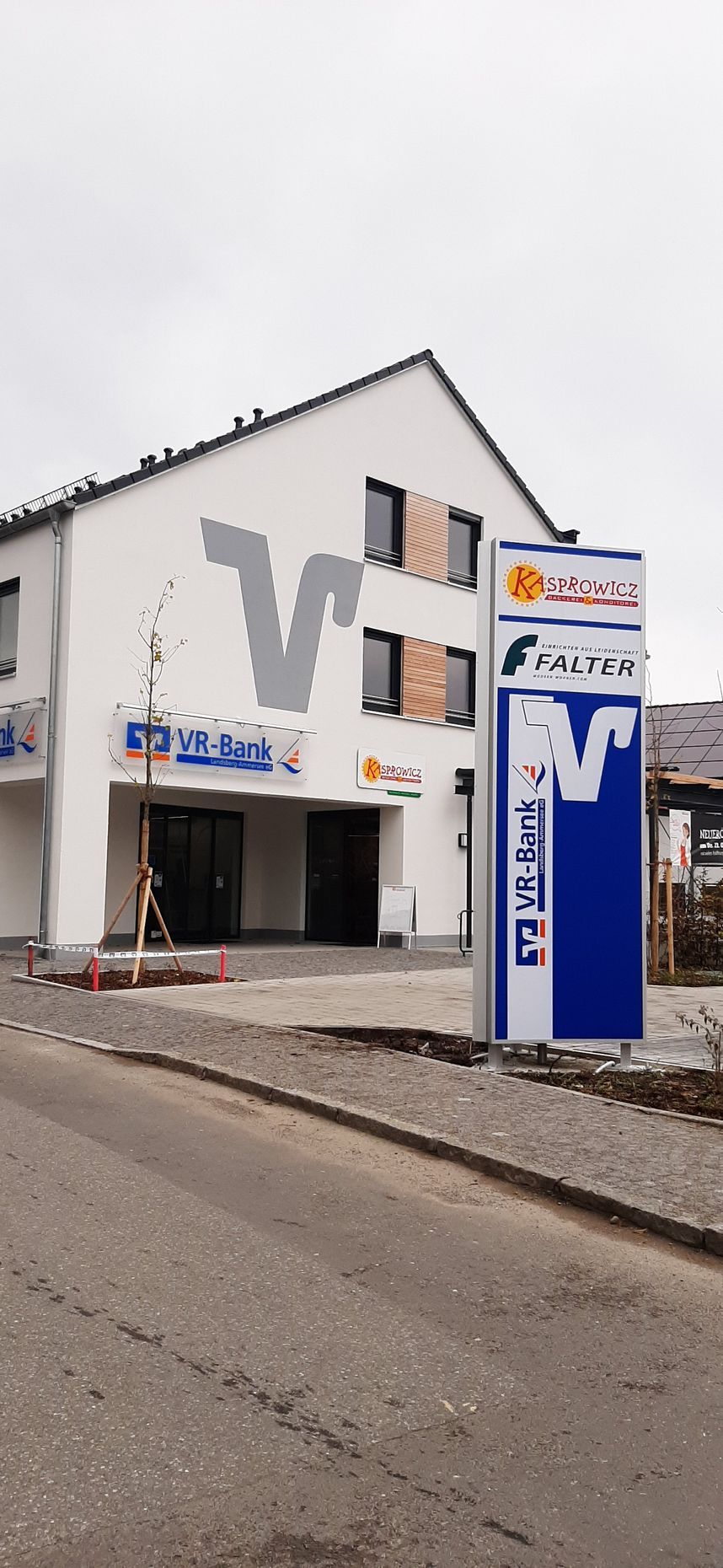 Ein Volksbank-Gebäude mit einem Werbepylon davor.