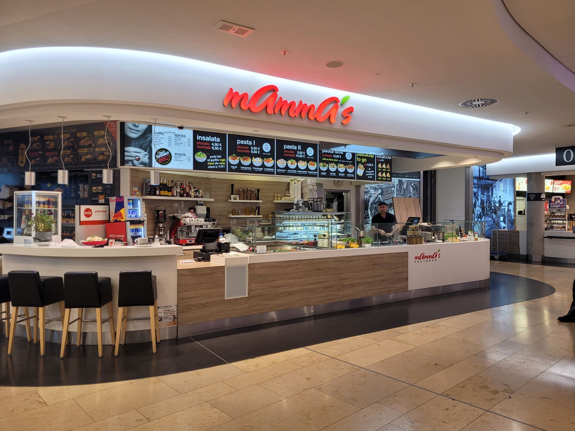 Leuchtbuchstaben an einem Thekencafé.