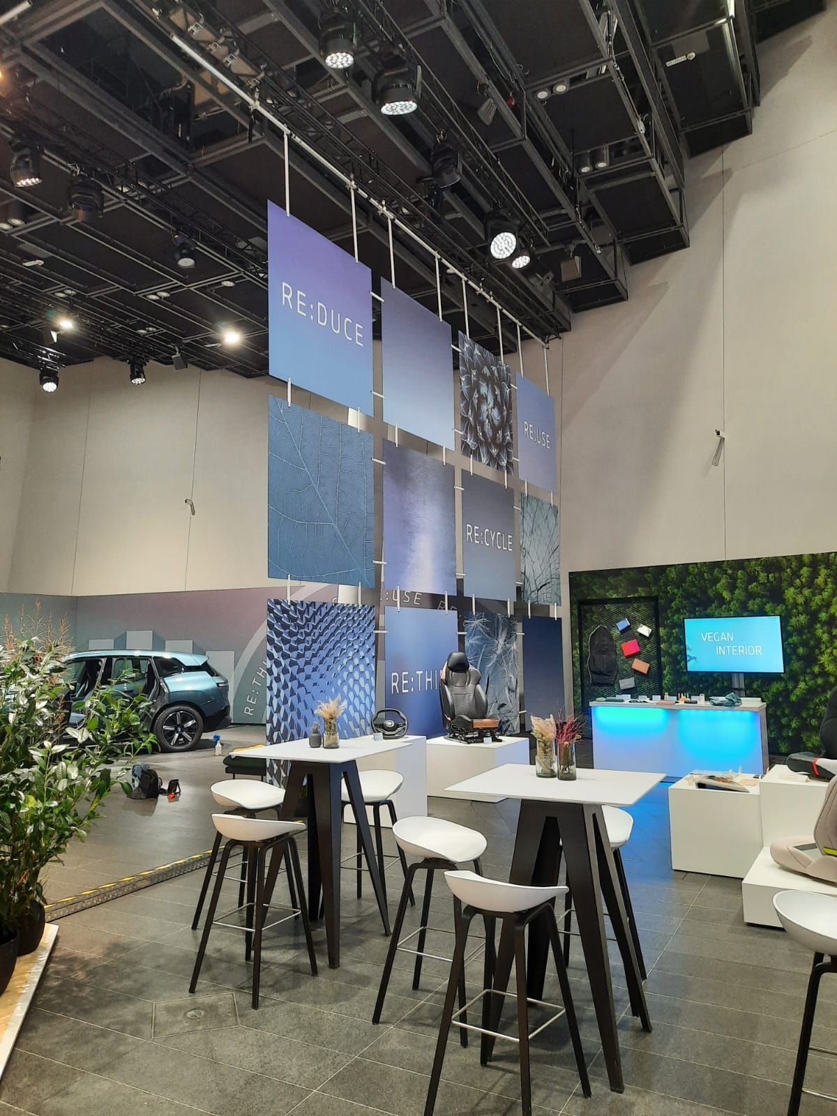 Display mit Plattendirektdrucken.