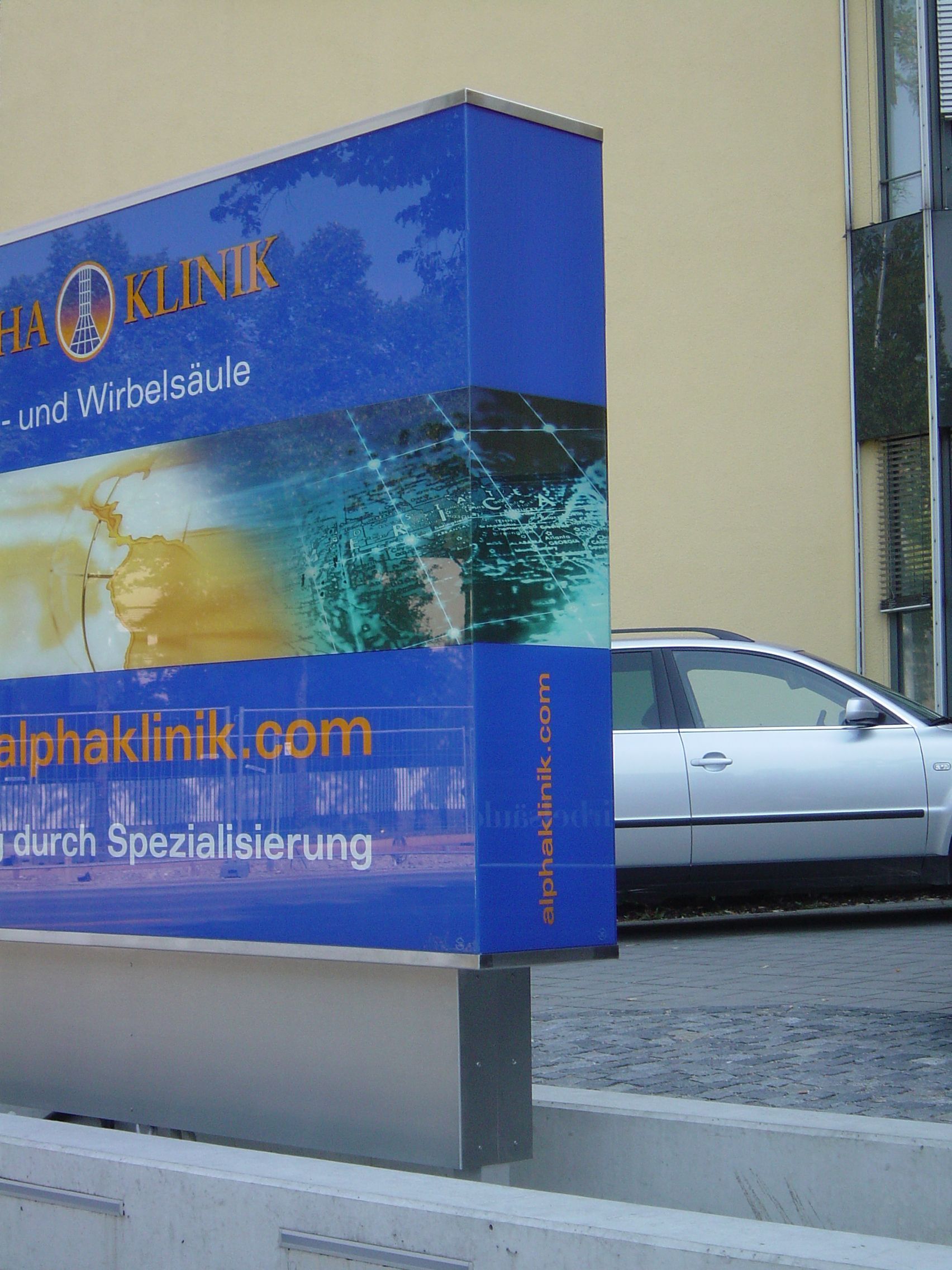 Werbepylon für die Alpha Klinik.