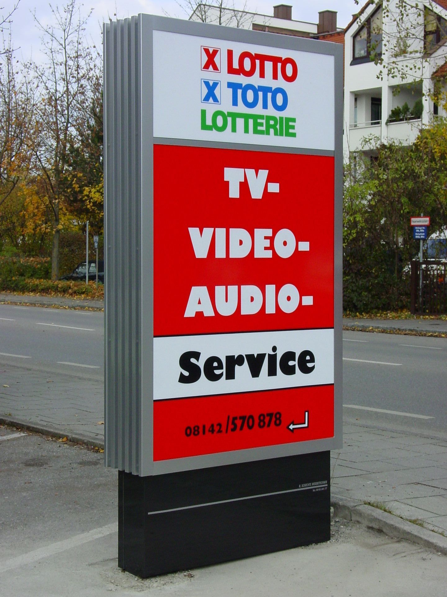 Werbepylon für Lotto, TV, Video, Audio-Service.