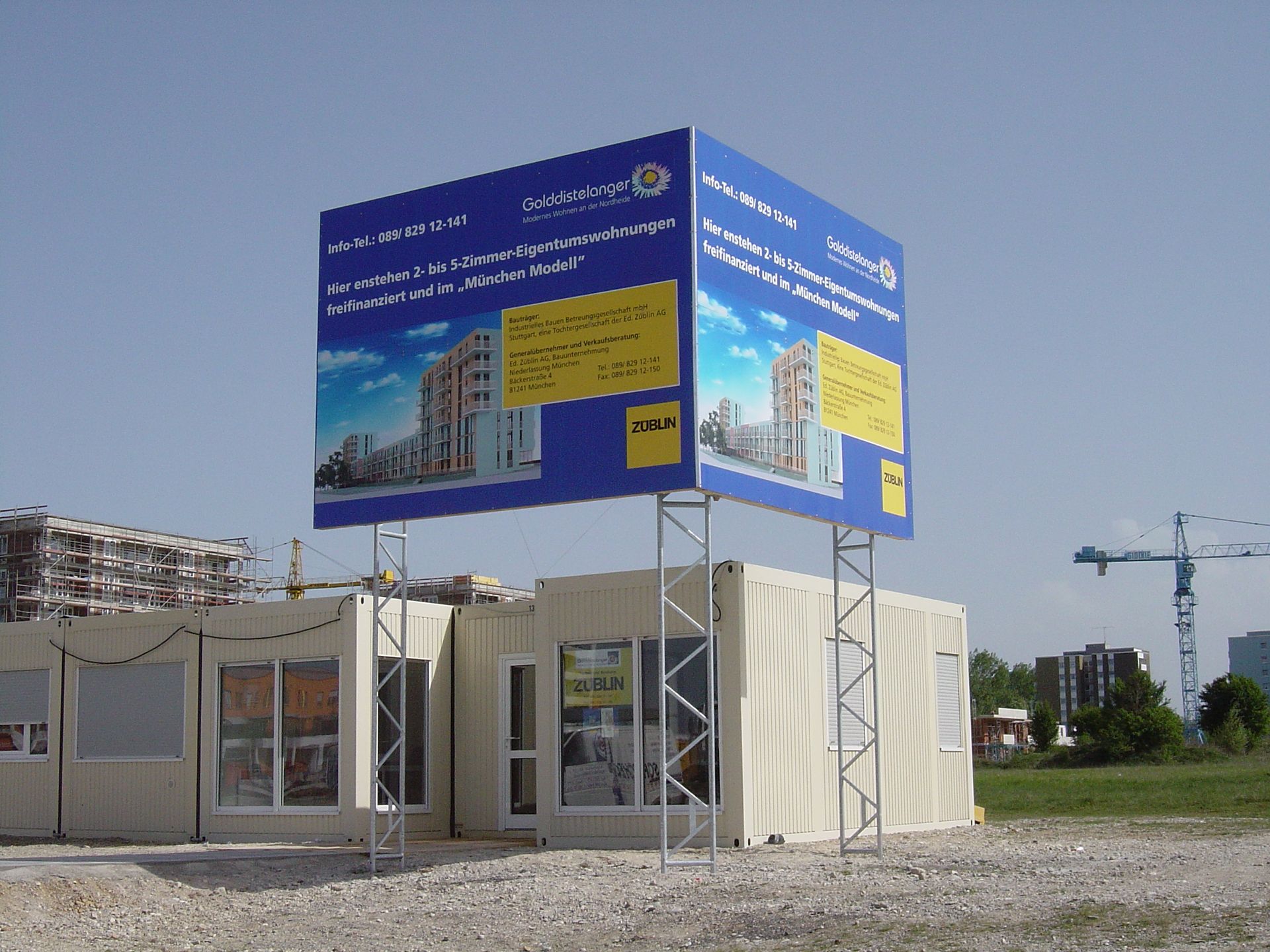 Werbetafel auf Containergebäuden. Blaue und gelbe Anzeige; Baustelle.