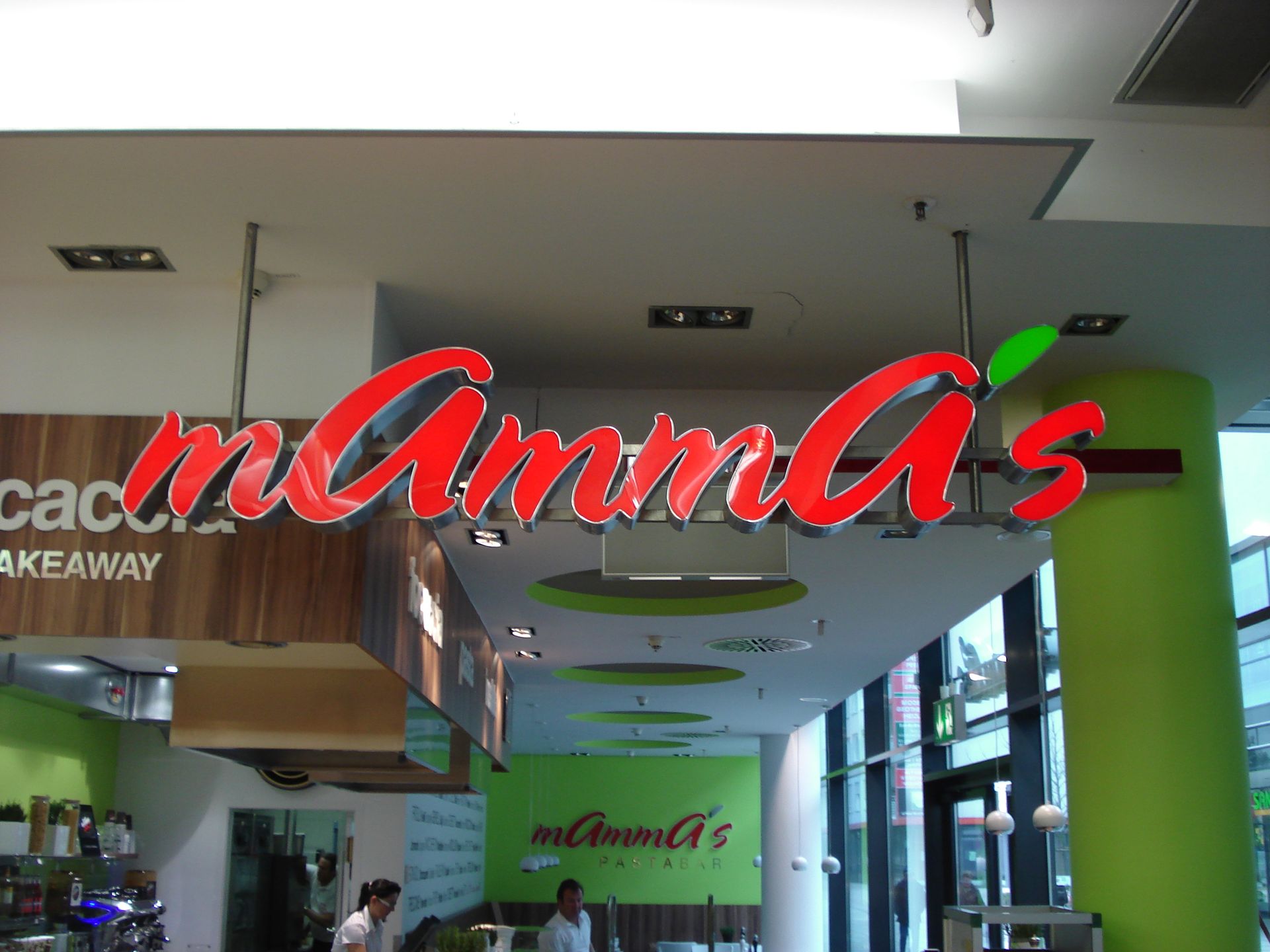 Rote Leuchtbuchstaben „Mamma‘s“ mit grünem Blatt.