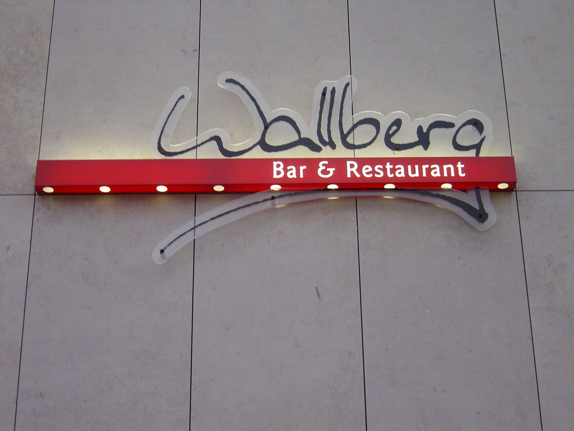 Lichtfluter „Wallberg Bar & Restaurant“.