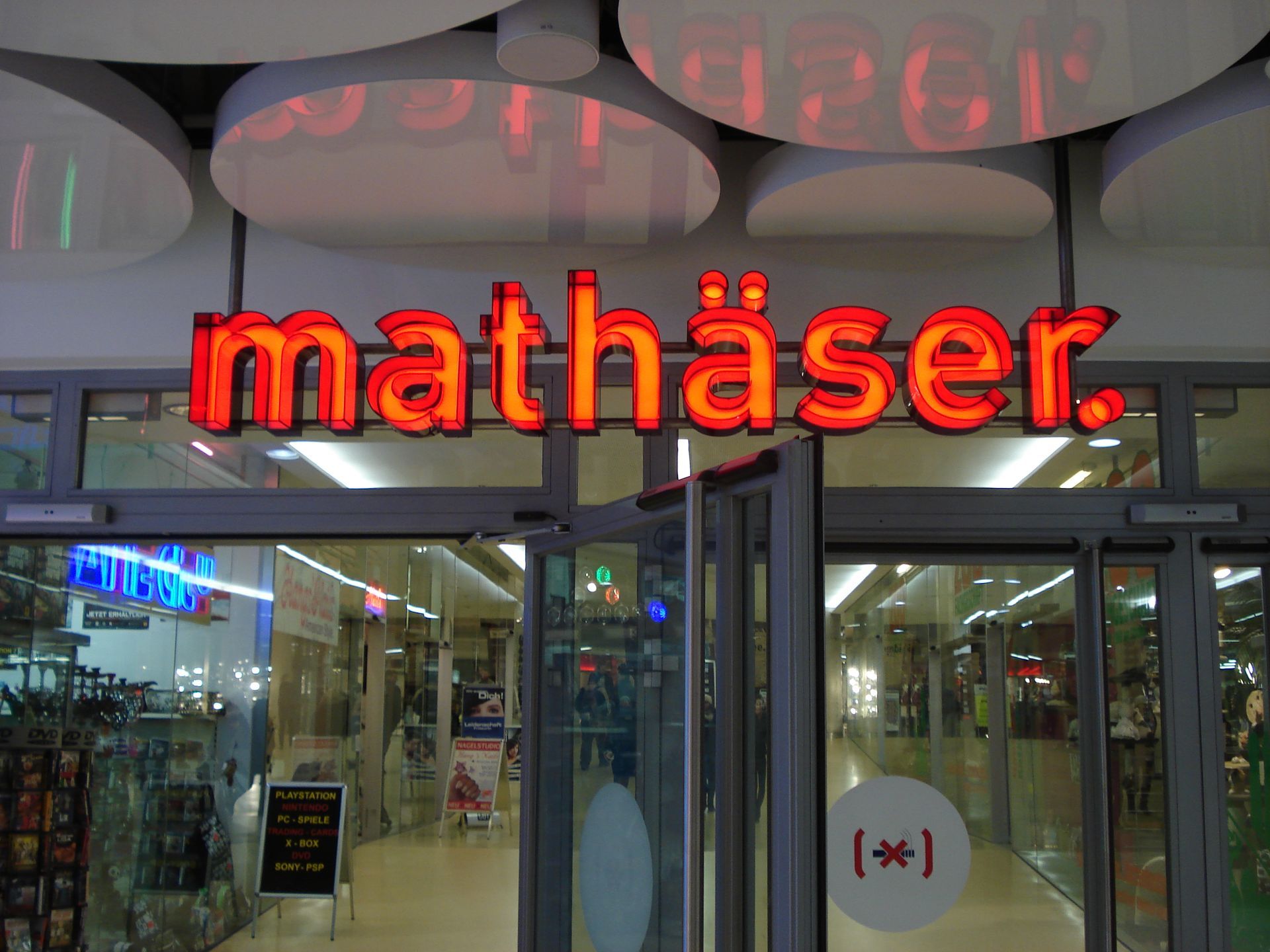 Rot beleuchtetes „Mathaser.“-Schild.