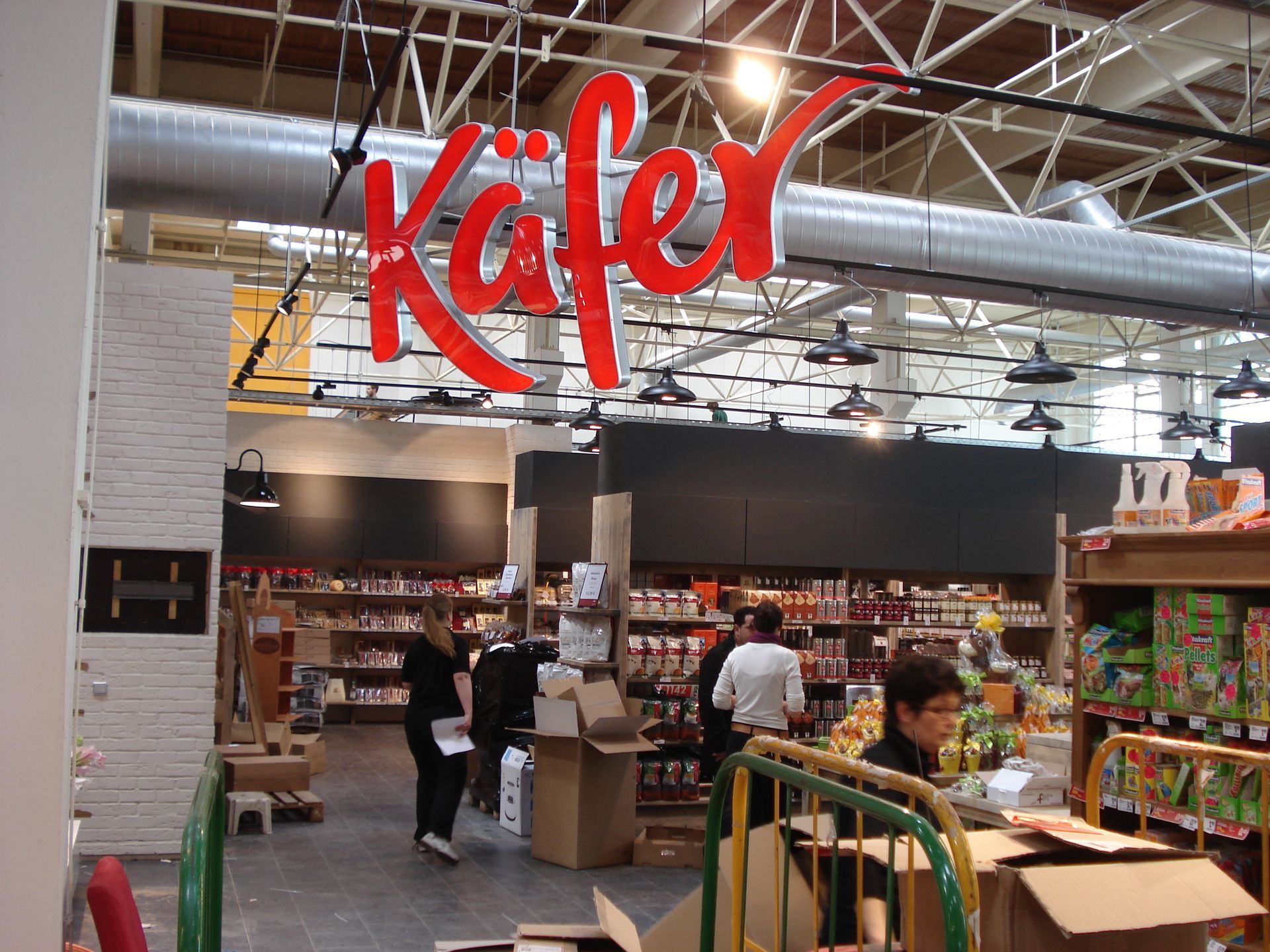 Rote Leuchtbuchstaben der Firma „Käfer“.