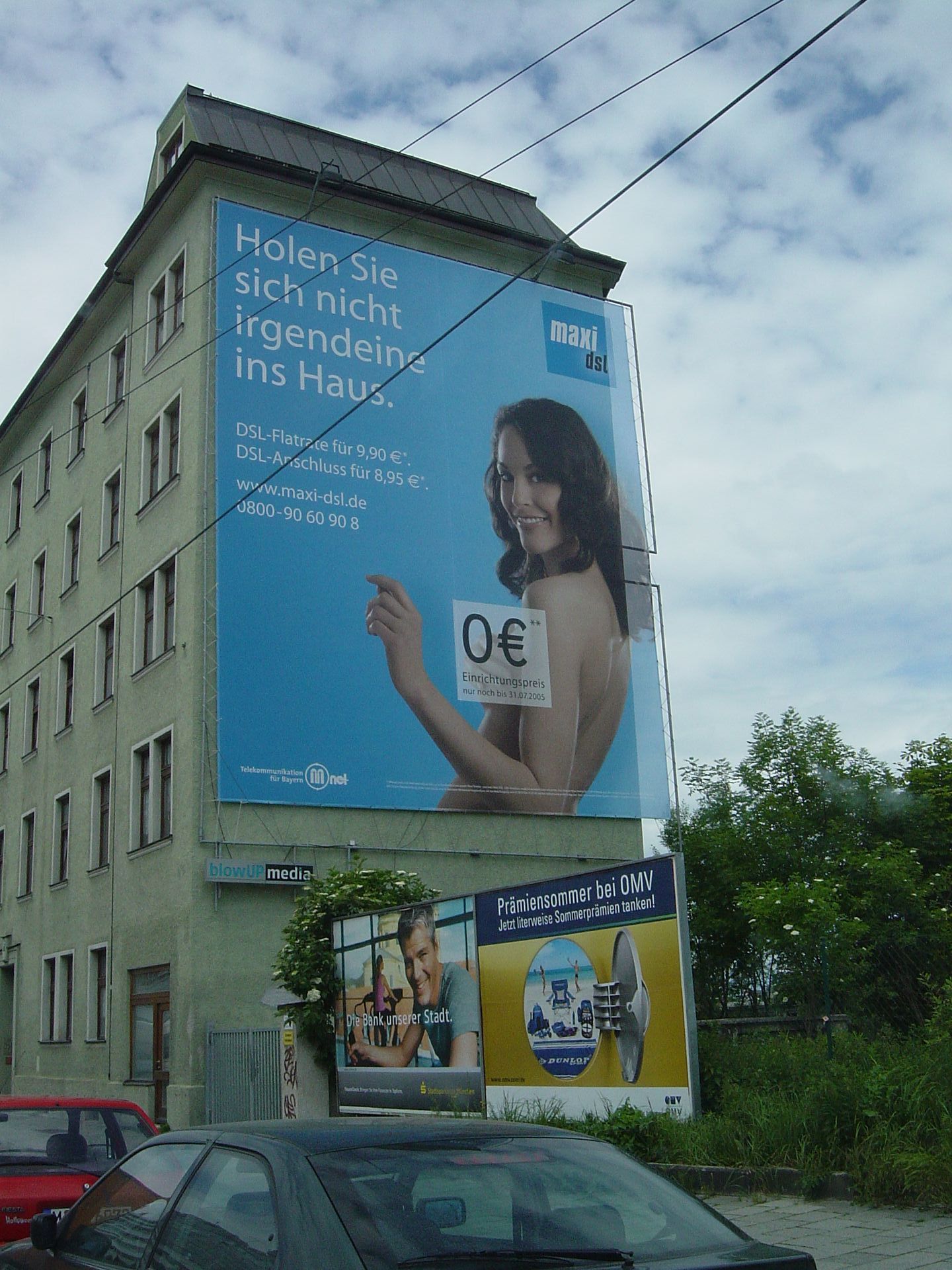 Plakatwand im XXL-Format an einem Gebäude.