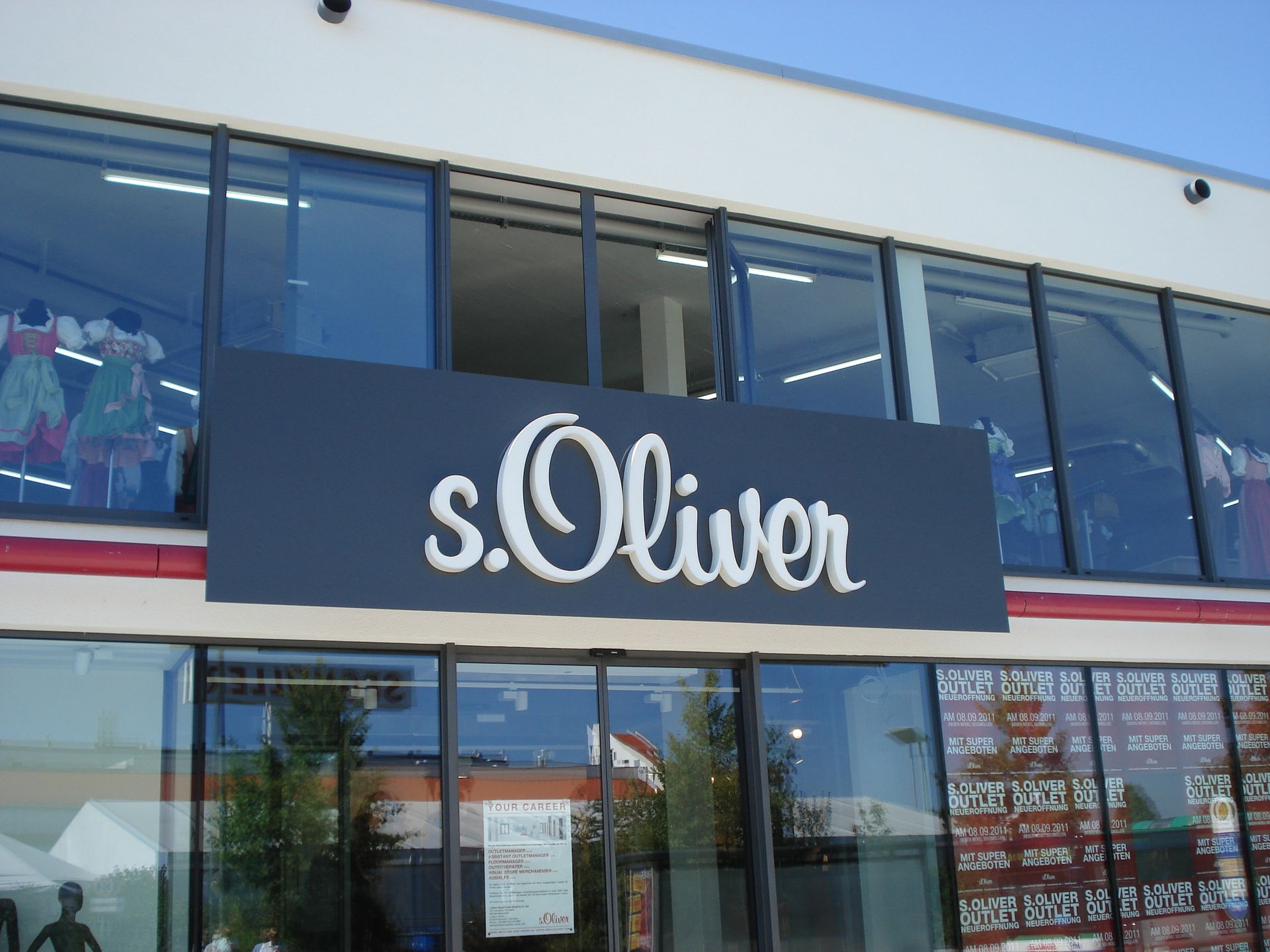 S.Oliver-Ladenfront mit blauem Leuchtkasten und weißem Logo.