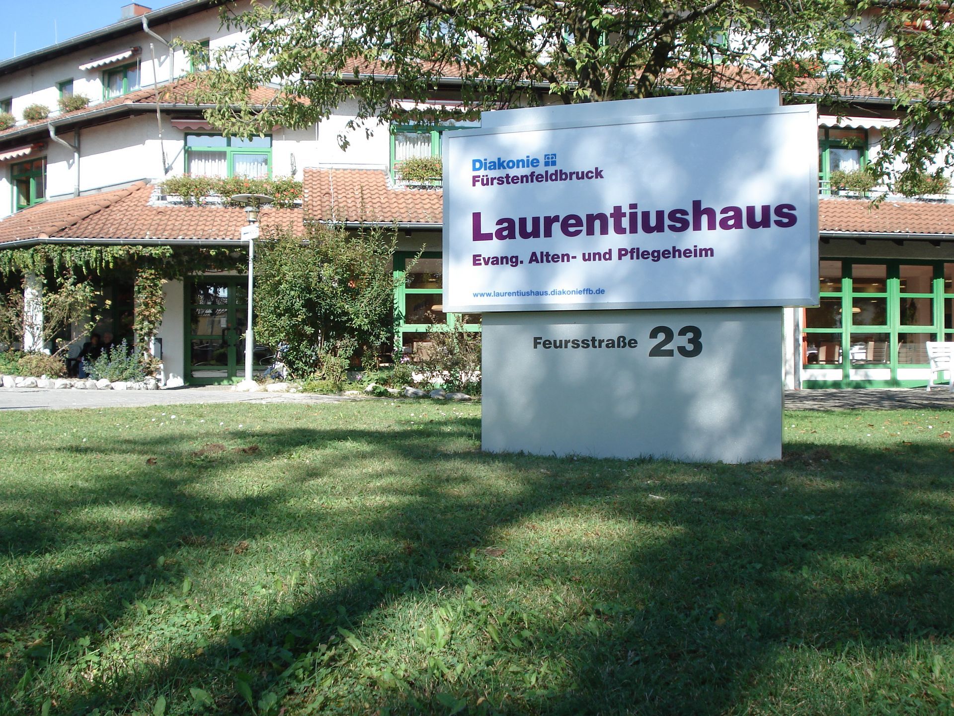 Werbepylon für das Laurentiushaus, ein Pflegeheim.