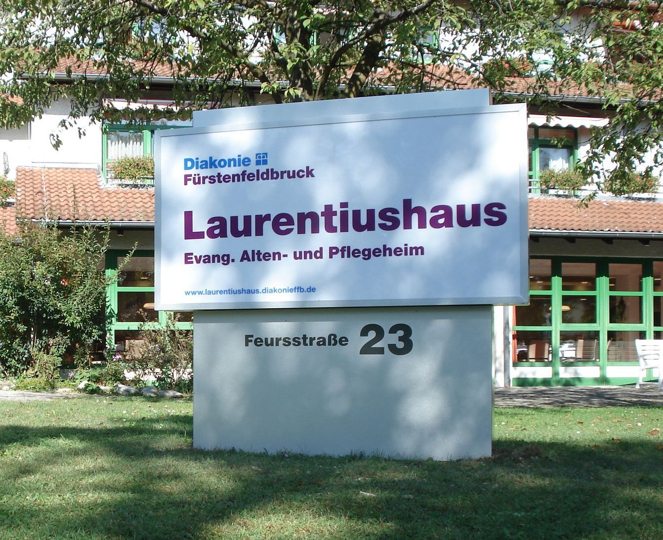 Werbepylon für das Laurentiushaus in Fürstenfeldbruck.