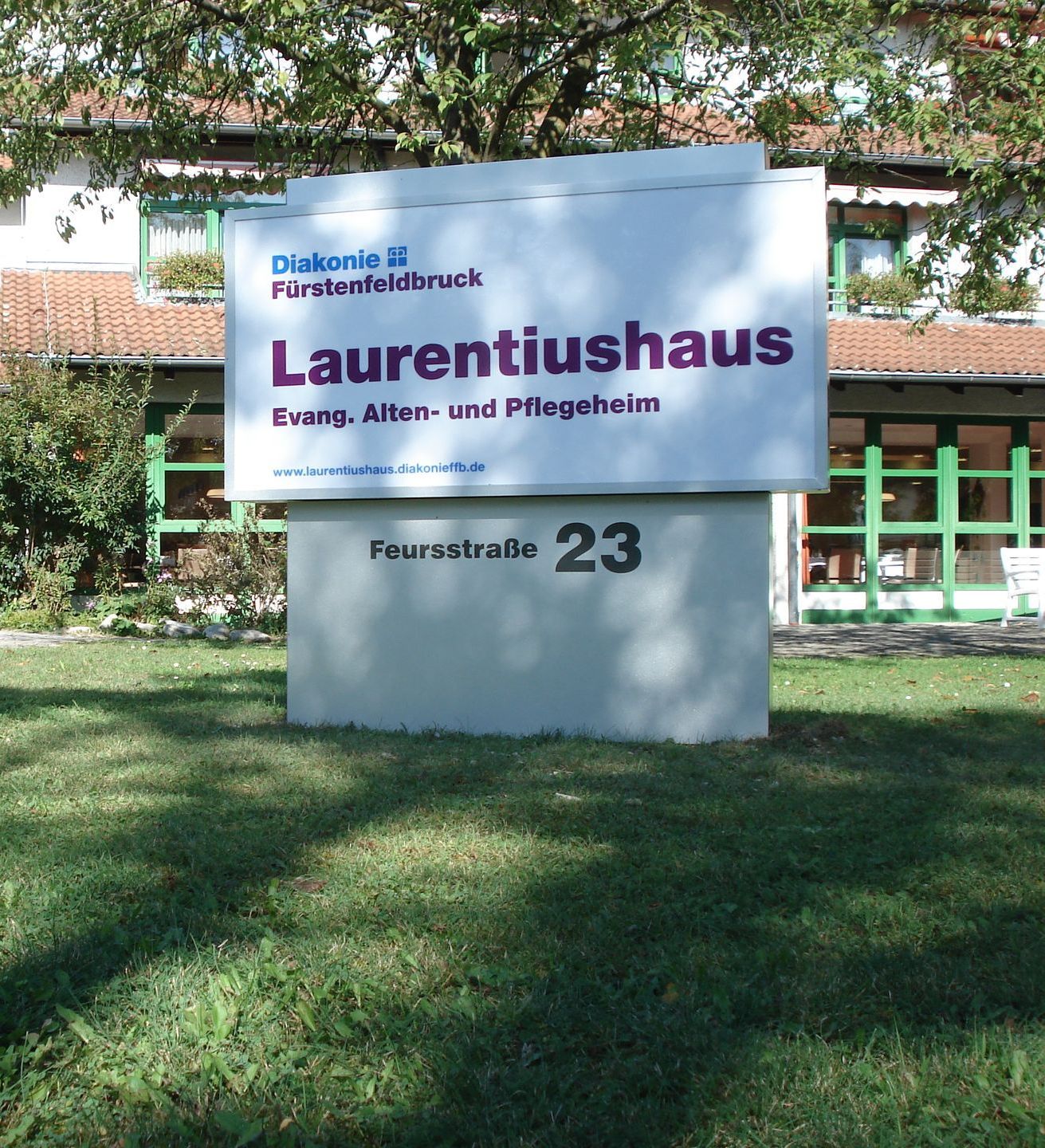 Pylon für das Laurentiushaus, ein Pflegeheim in Fürstenfeldbruck.