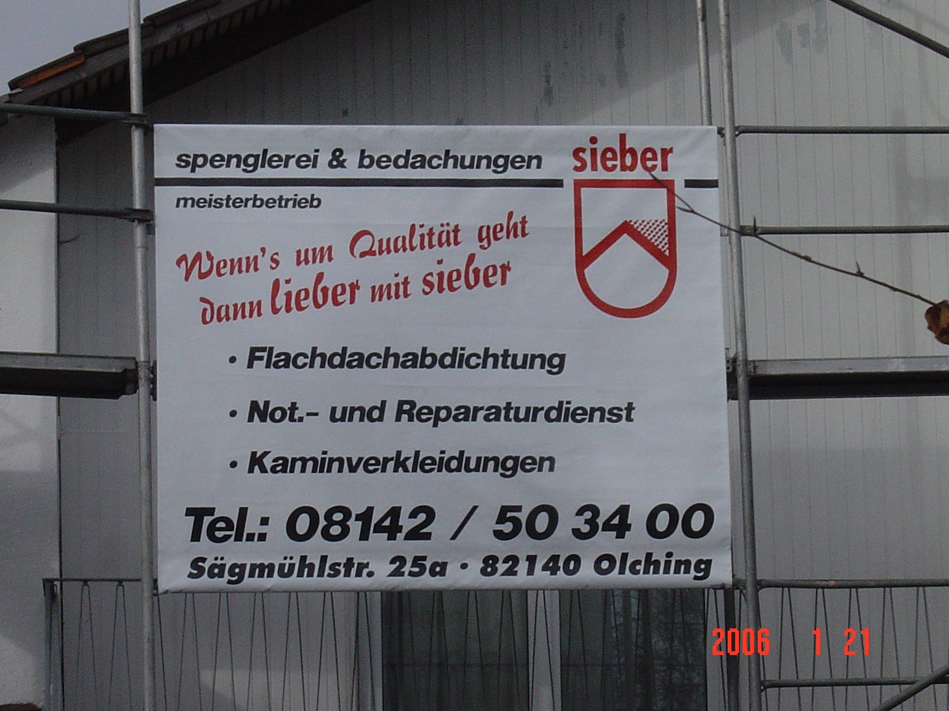Schild für Dachdeckerbetrieb Sieber mit Logo, Leistungsverzeichnis und Kontaktinformationen in Olching.
