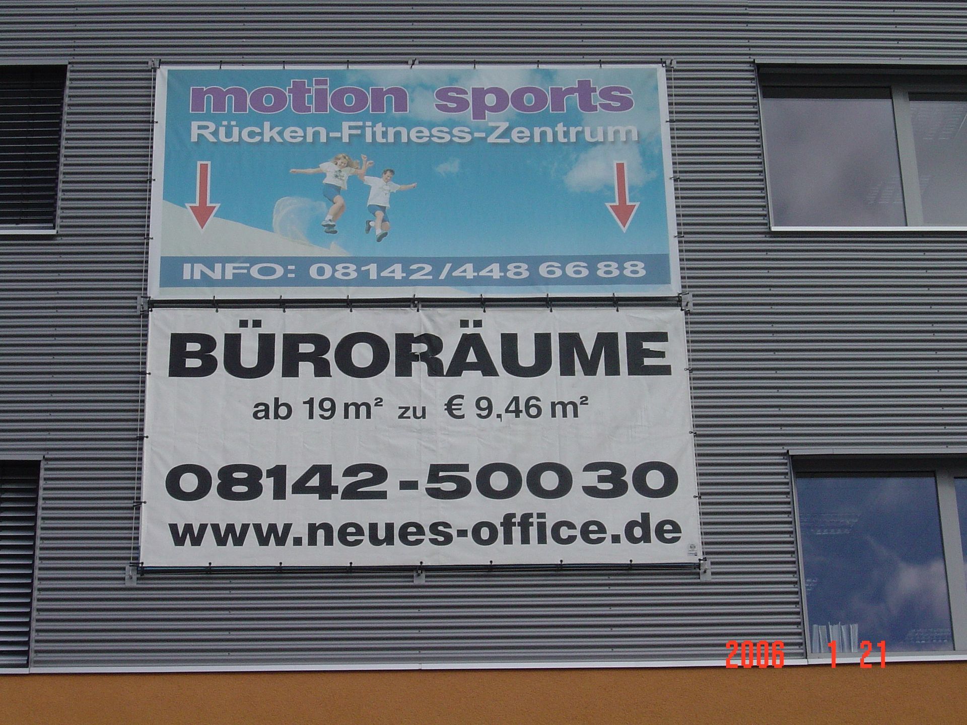 Beschilderung für das Fitnesscenter und die Büroräume von „Motion Sports“ mit Kontaktinformationen.
