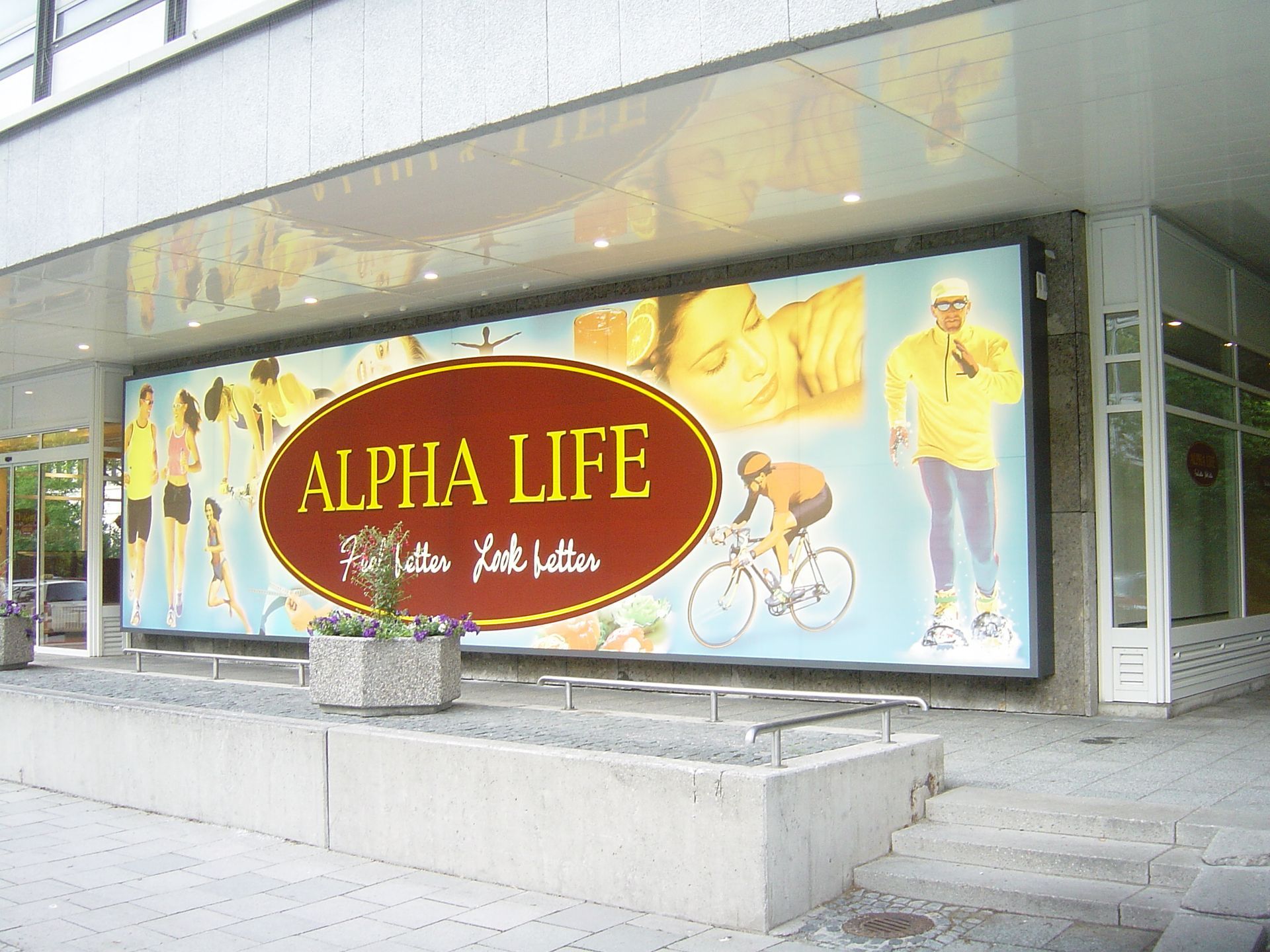 Großer Leuchtkasten für Alpha Life mit Illustrationen.