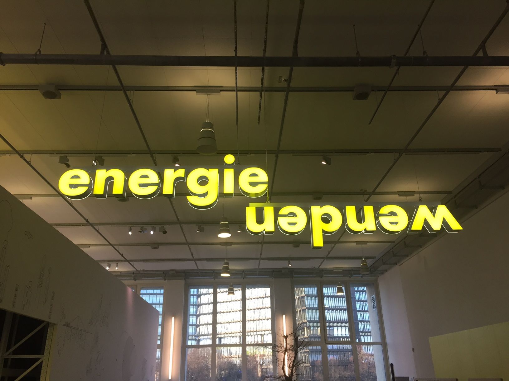 Gelbe Leuchtbuchstaben „Energie wenden“.