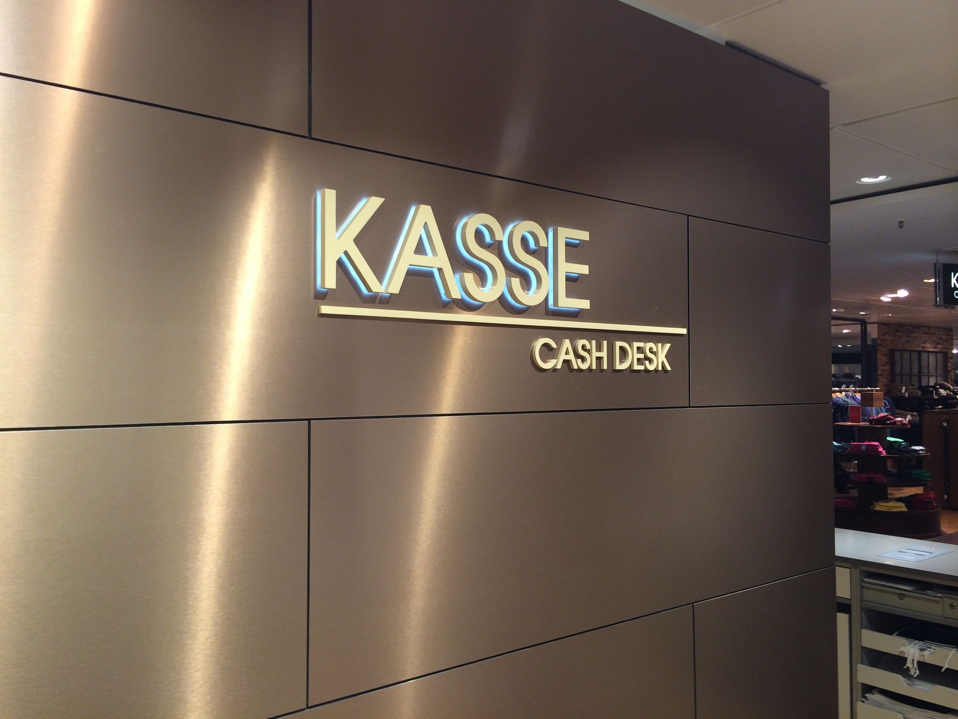 Leuchtbuchstaben „Kasse“.