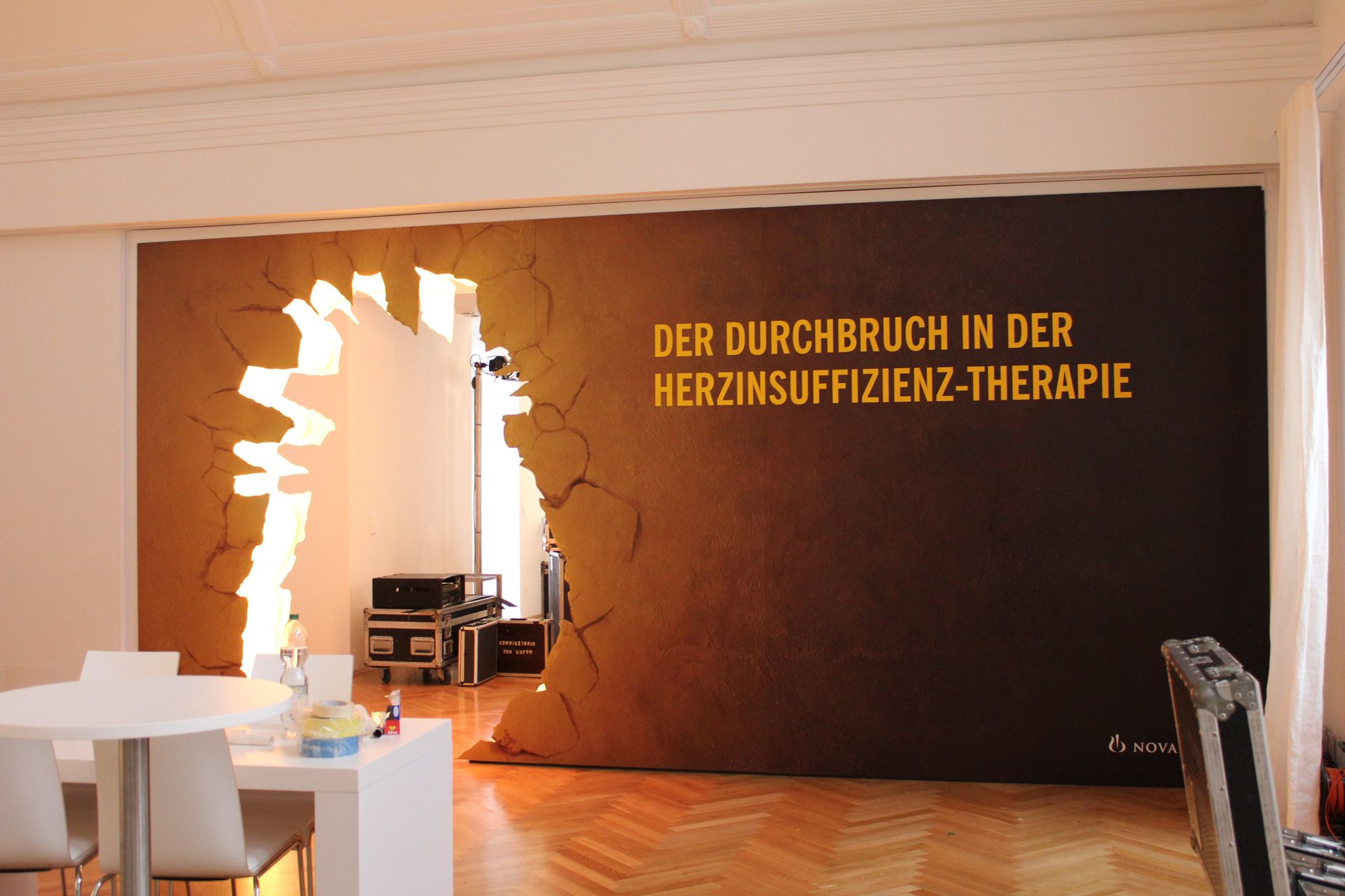 Dunkle Wand mit bahnbrechendem Design und Text: „Durchbruch in der Herzinsuffizienztherapie“