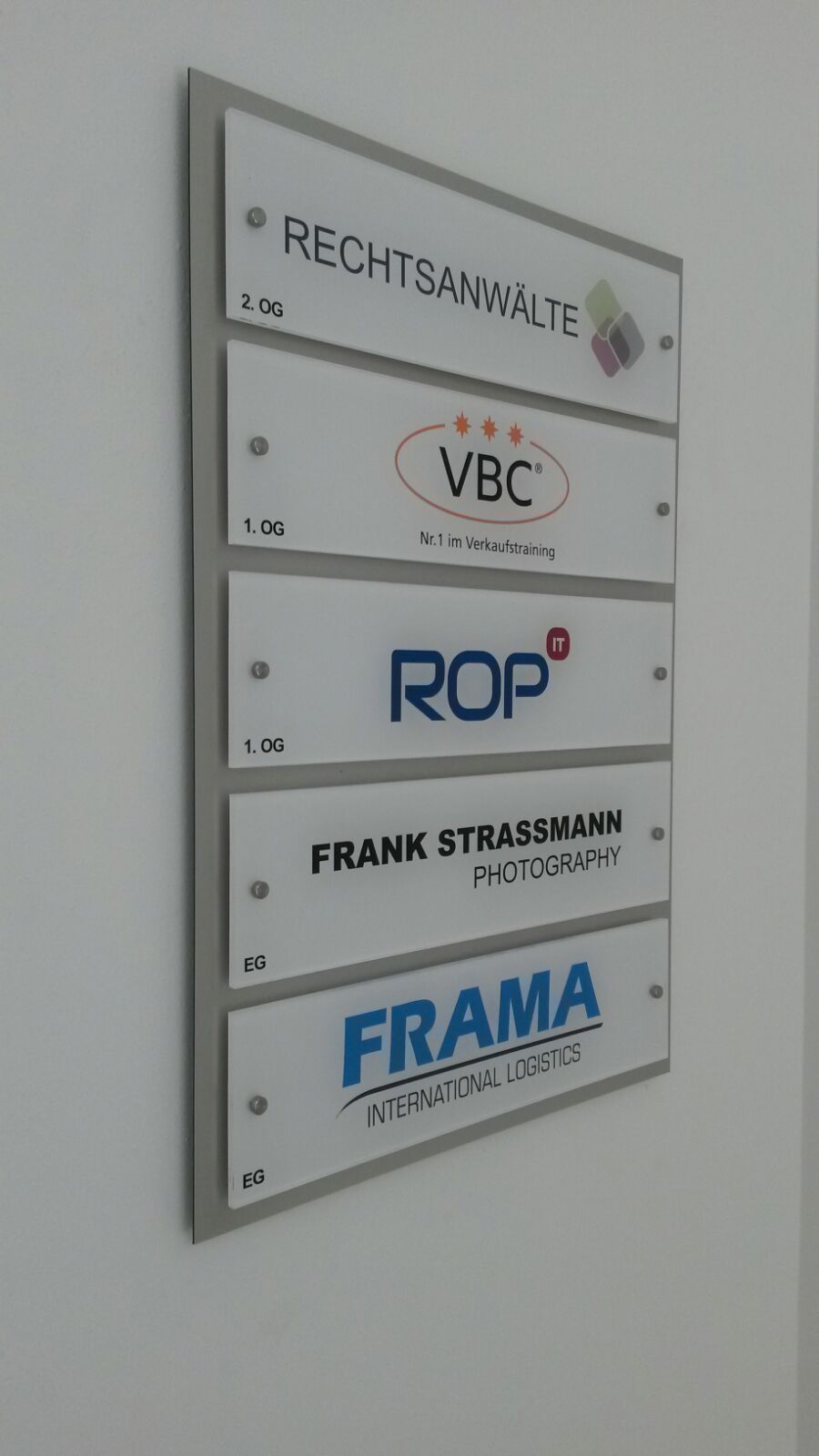 Schild mit den Namen der Anwaltskanzleien: Rechtsanwälte, VBC, ROP, Frank Strassmann Photography und Frama International.