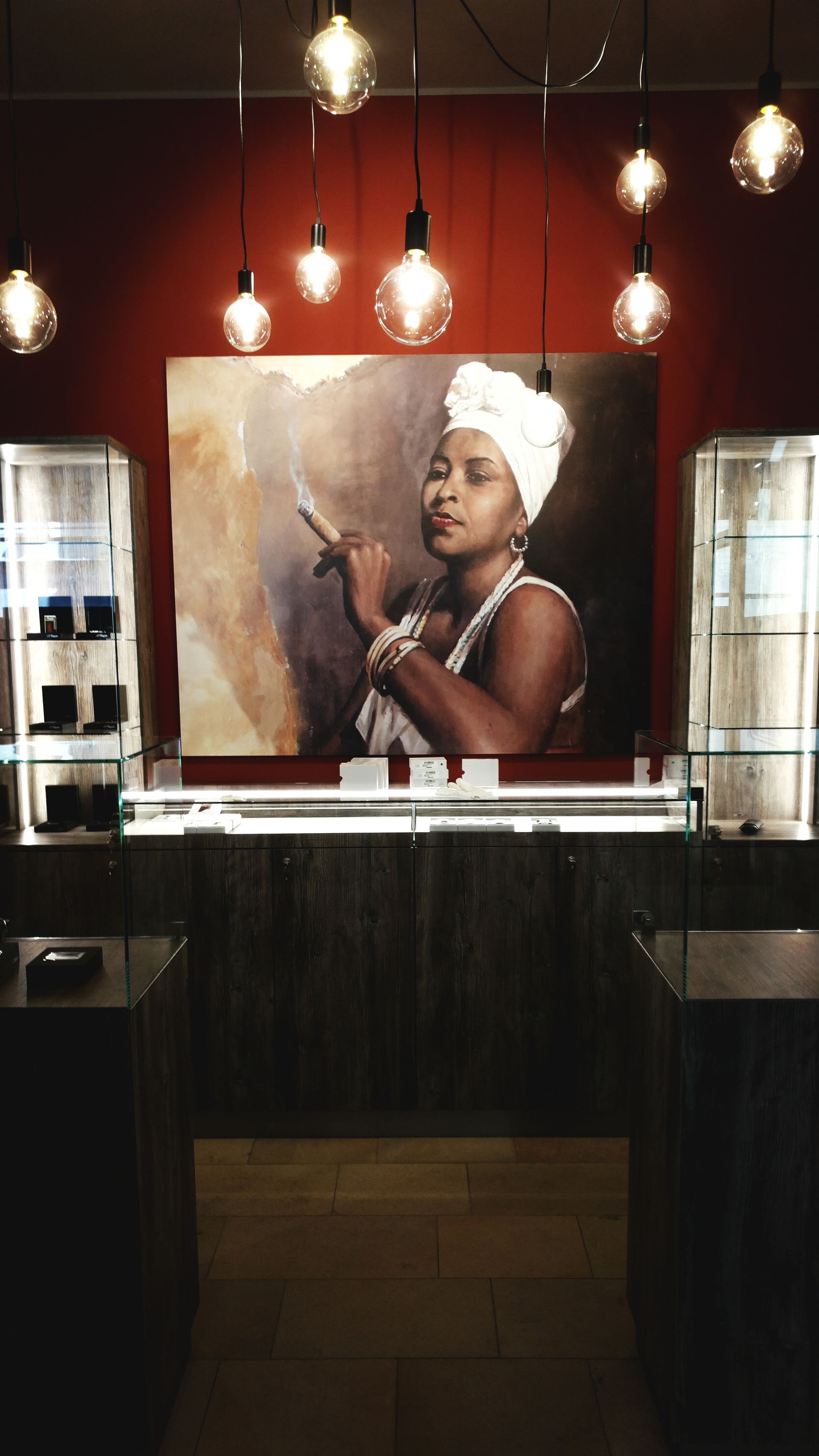 Plattendirektdruck von einem Porträt einer Zigarre rauchenden Frau in eine  Geschäft.