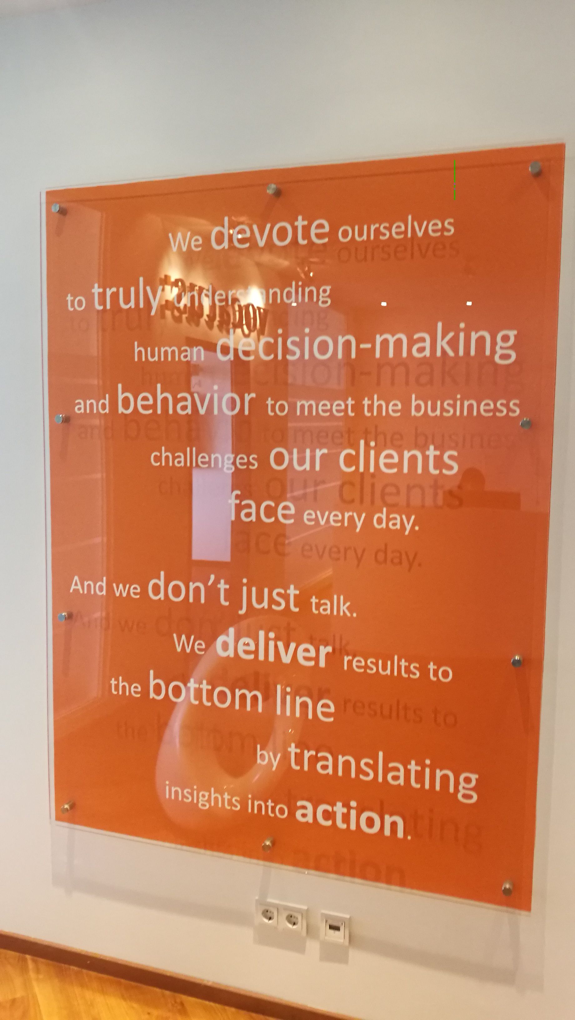 Orangefarbenes Schild mit weißem Text