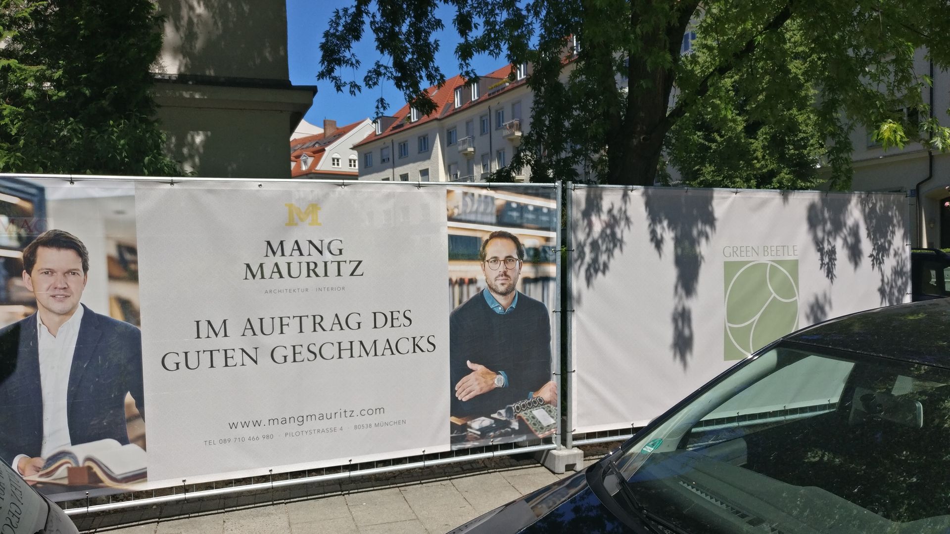 Bauabsperrung mit Werbebannern im XXL-Format.