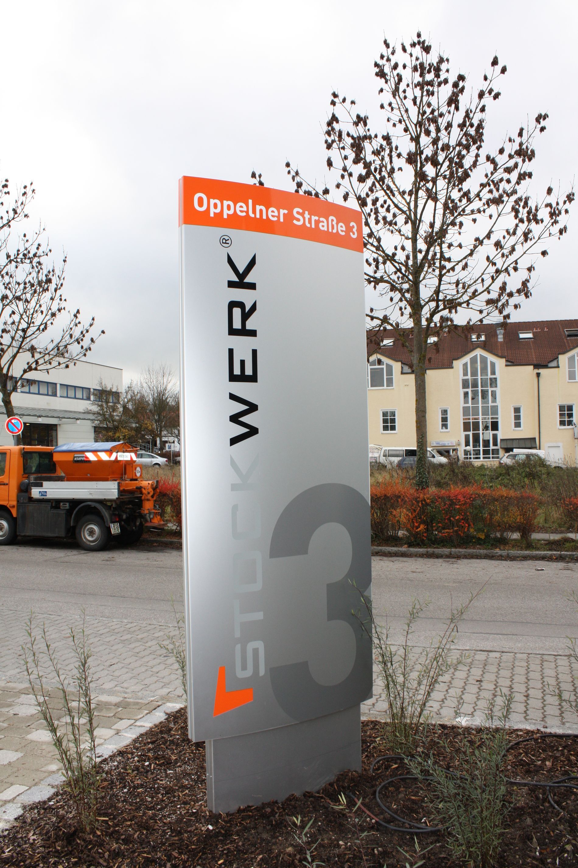 Hinweisschild „Stuckwerk 3“ an der Oppelner Straße, im Hintergrund Gebäude und LKW.