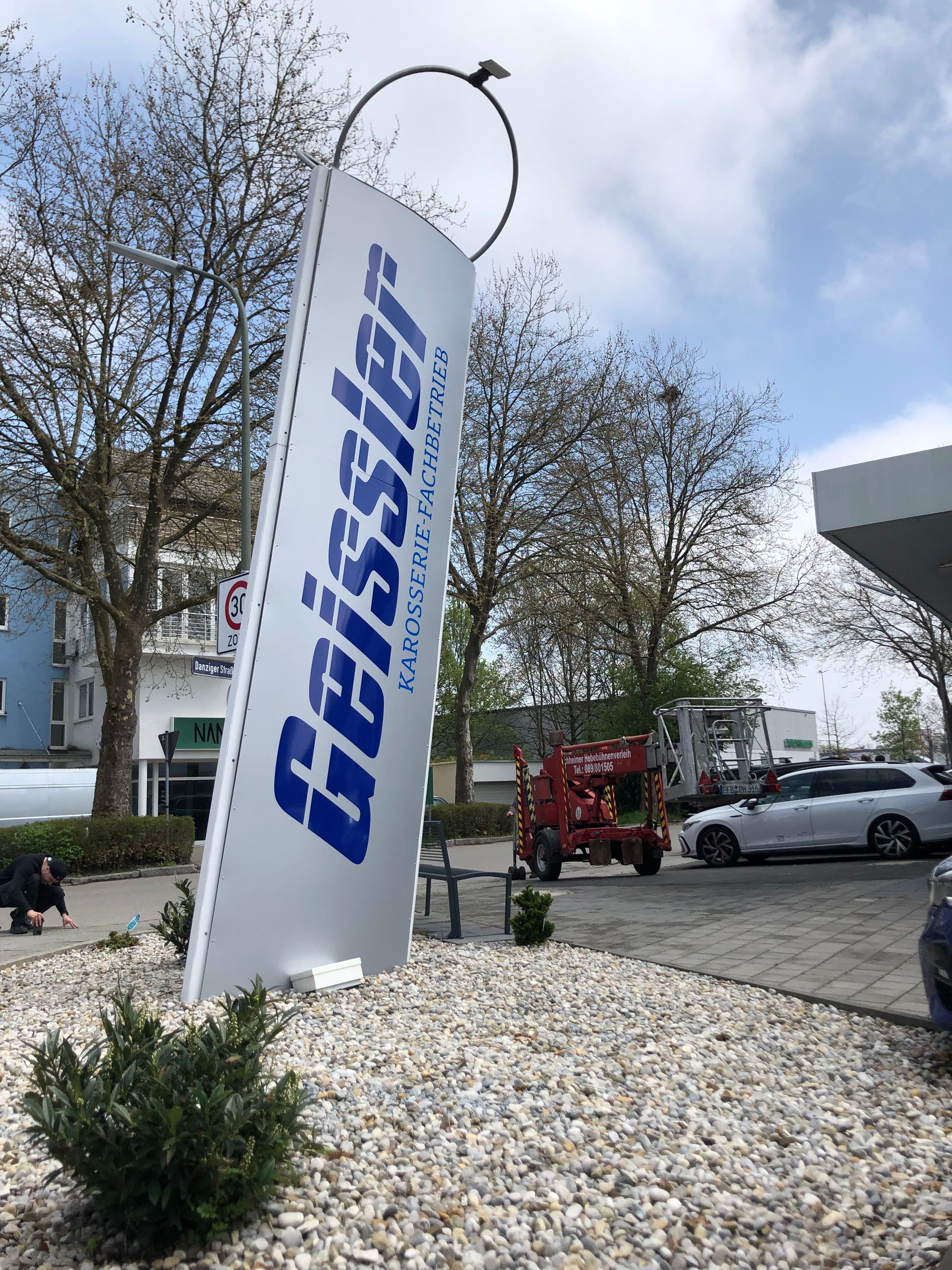 Werbepylon für das Autohaus „Geissler“.