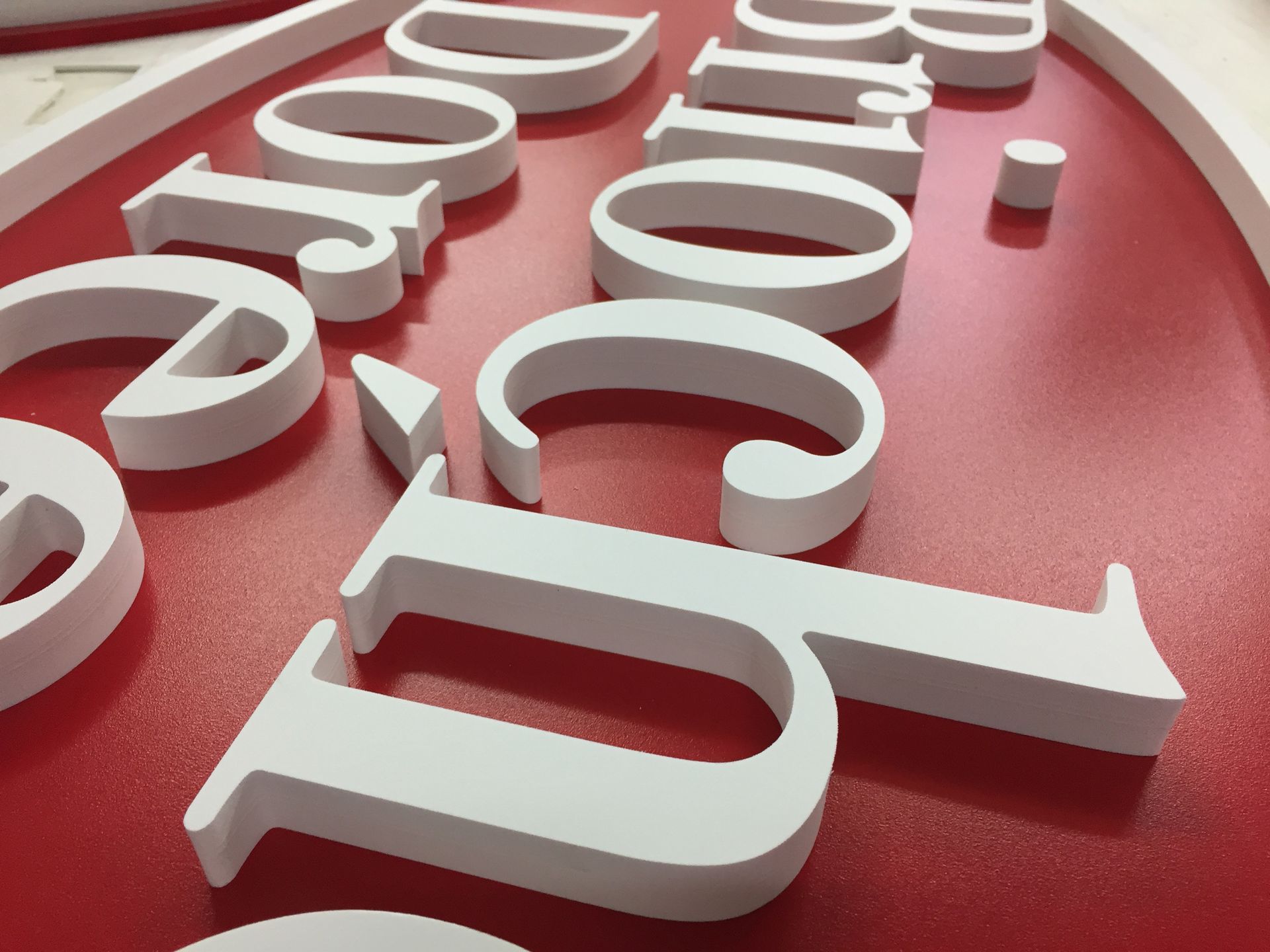 Weiße 3D-Buchstaben bilden ein Wort auf rotem Hintergrund; Nahaufnahme, Schrägansicht.