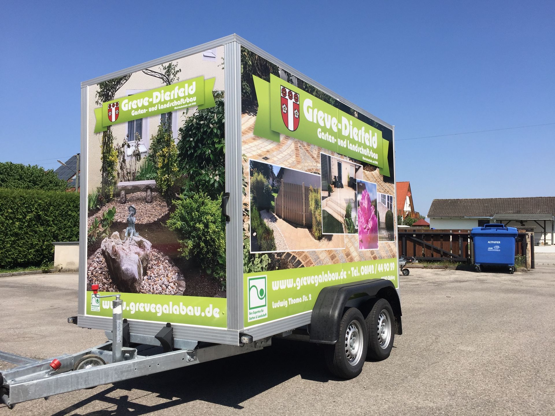 Trailer mit Werbung für den Garten- und Landschaftsbau „Greve-Diersfeld“; mit Gartenfotos und Logo.