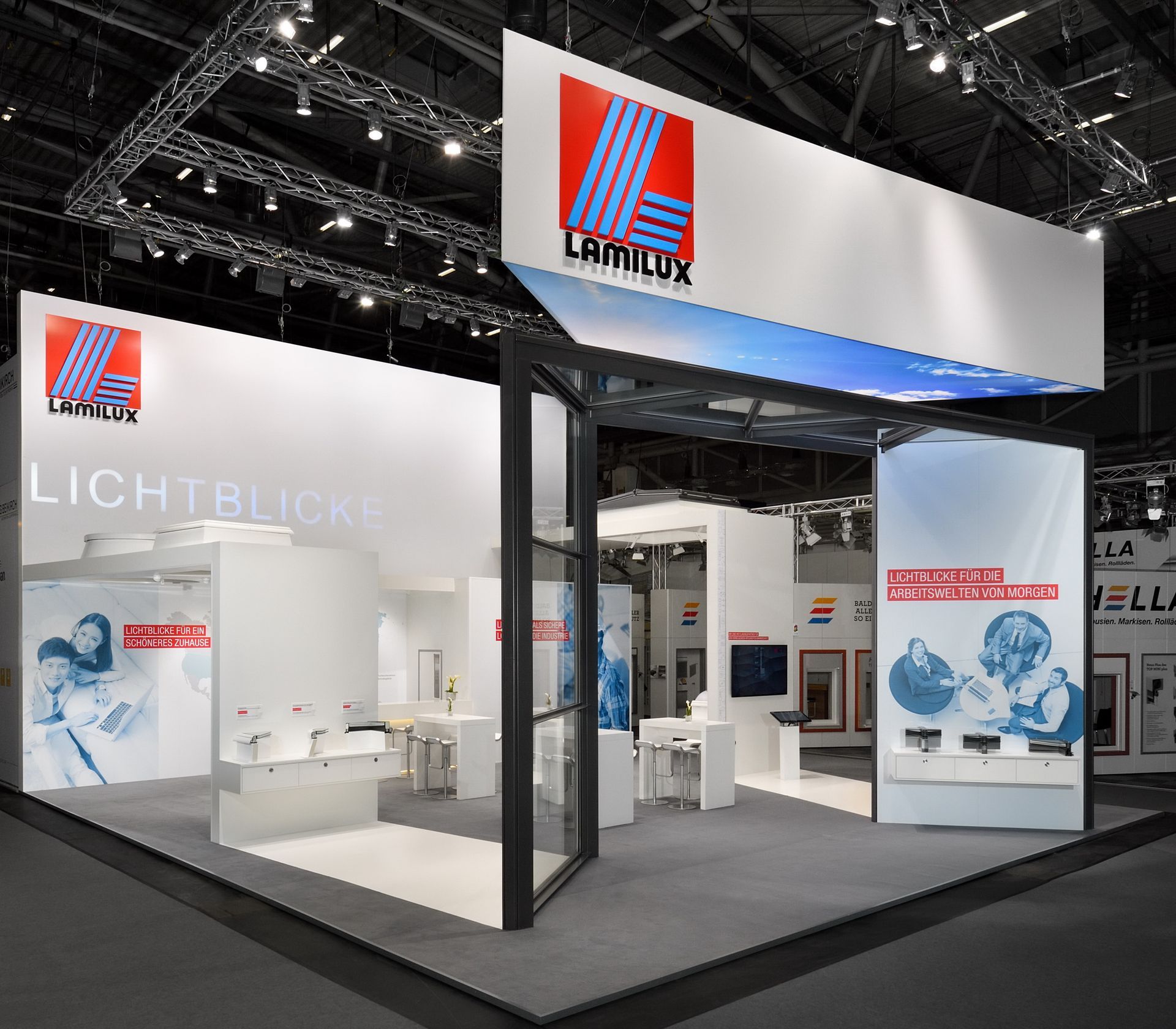 LAMILUX-Messestand; weiße Wände, blau-rotes Logo. Innenbereich.