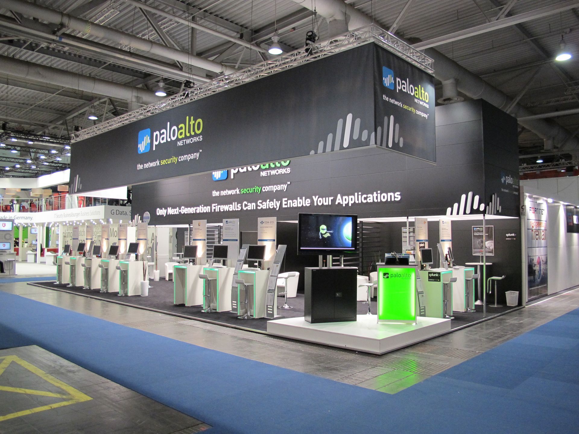 Messestand für Palo Alto Networks mit Produktdisplays und einem großen Banner.