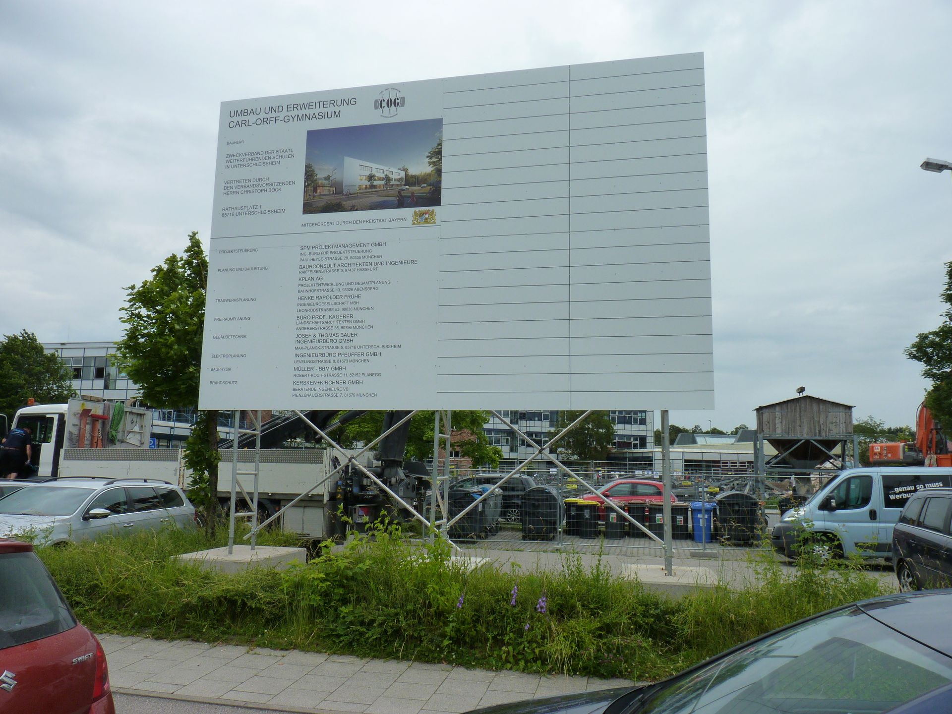 Informationstafel zur Baustelle. Weißes Schild auf Metallrahmen