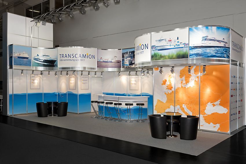 Messestand in blau-weißem Design, mit Bar und Werbematerial.